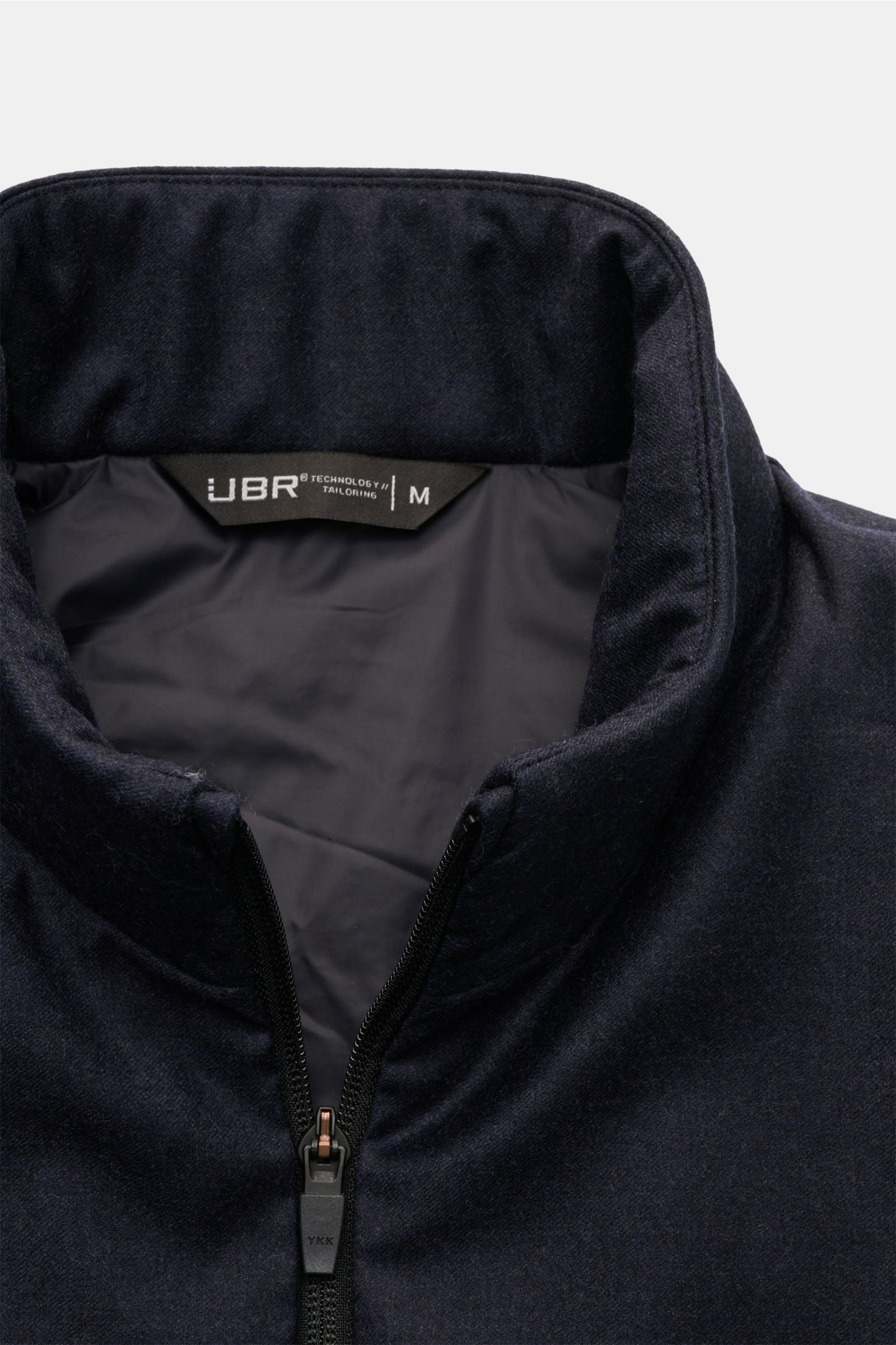 Close-up front view of UBR Outdoorweste 'Raptor Savile' navy meliert with stand-up collar, two-way zipper, soft wool fabric, and smooth lining, slim fit for urban outdoor style. Funktion trifft zeitloses Design: Die 'Raptor Savile' Weste von UBR bietet mi