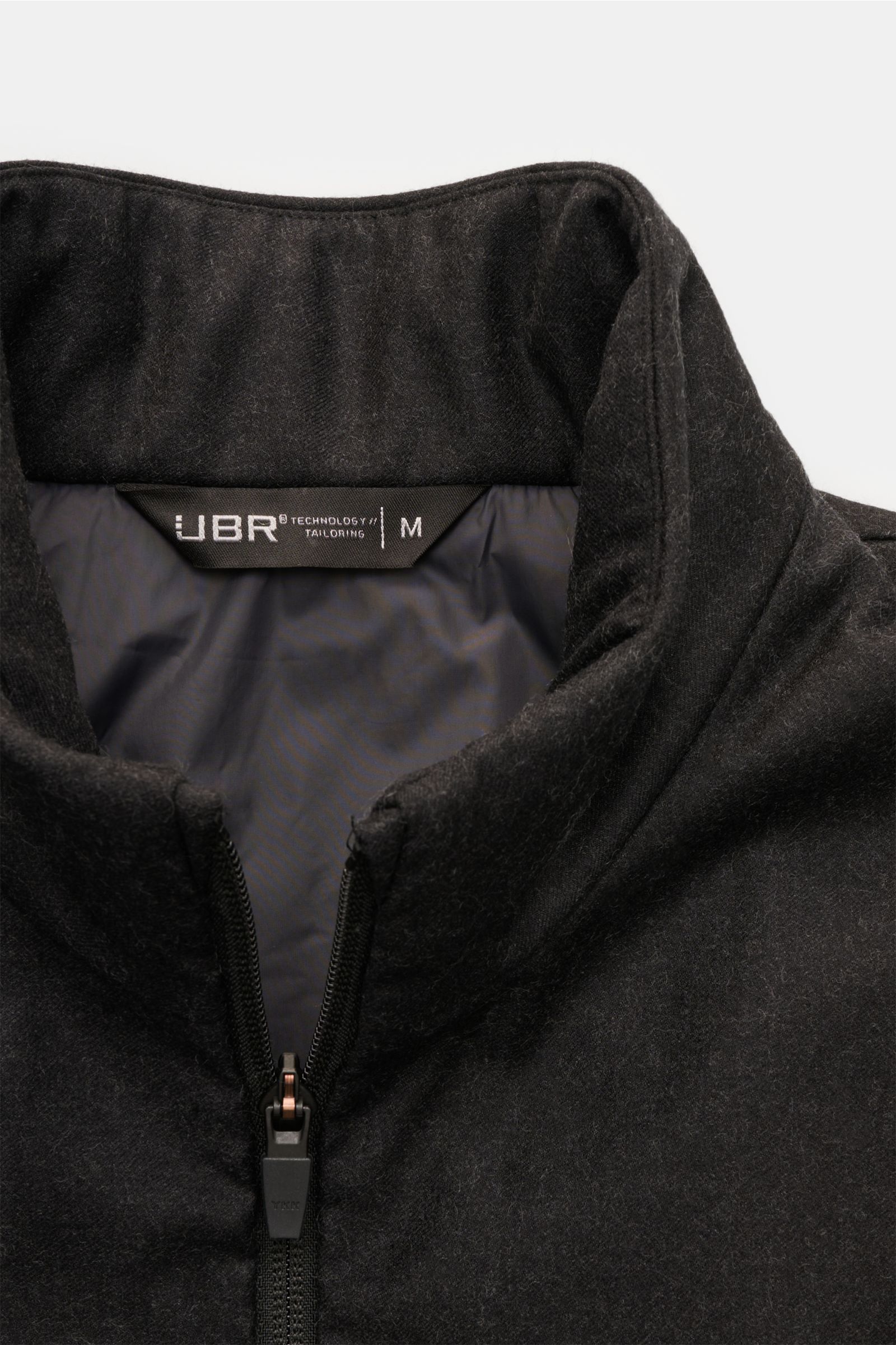 UBR Outdoorweste 'Raptor Savile' anthrazit, Slim Fit, aus reiner Wolle, mit Stehkragen und Zwei-Wege-Reißverschluss, Detailfoto Innenansicht.