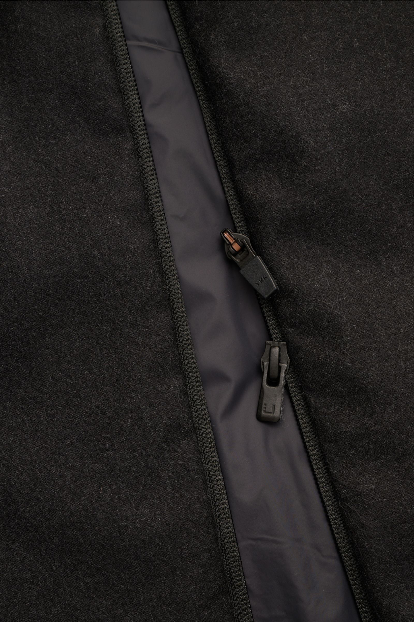 UBR Outdoorweste 'Raptor Savile' anthrazit, Detailfoto aus naher Perspektive mit zwei-Wege-Reißverschluss, weichem Futter und reiner Wolle.