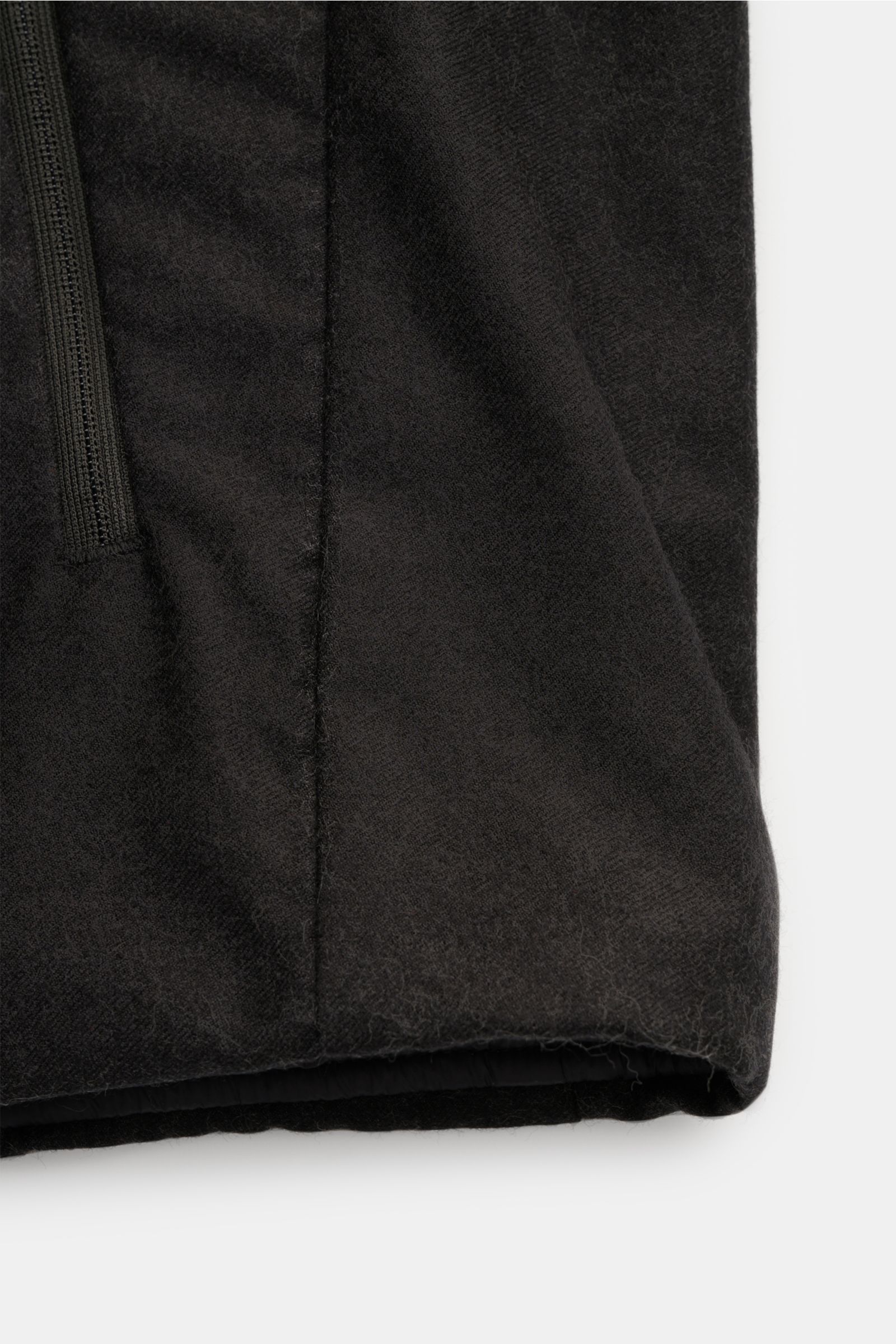 UBR Outdoorweste 'Raptor Savile' anthrazit, Detail seitlich unten, reine Wolle, weicher Griff, Slim Fit, Zwei-Wege-Reißverschluss, Stehkragen, schräge Leistentaschen.