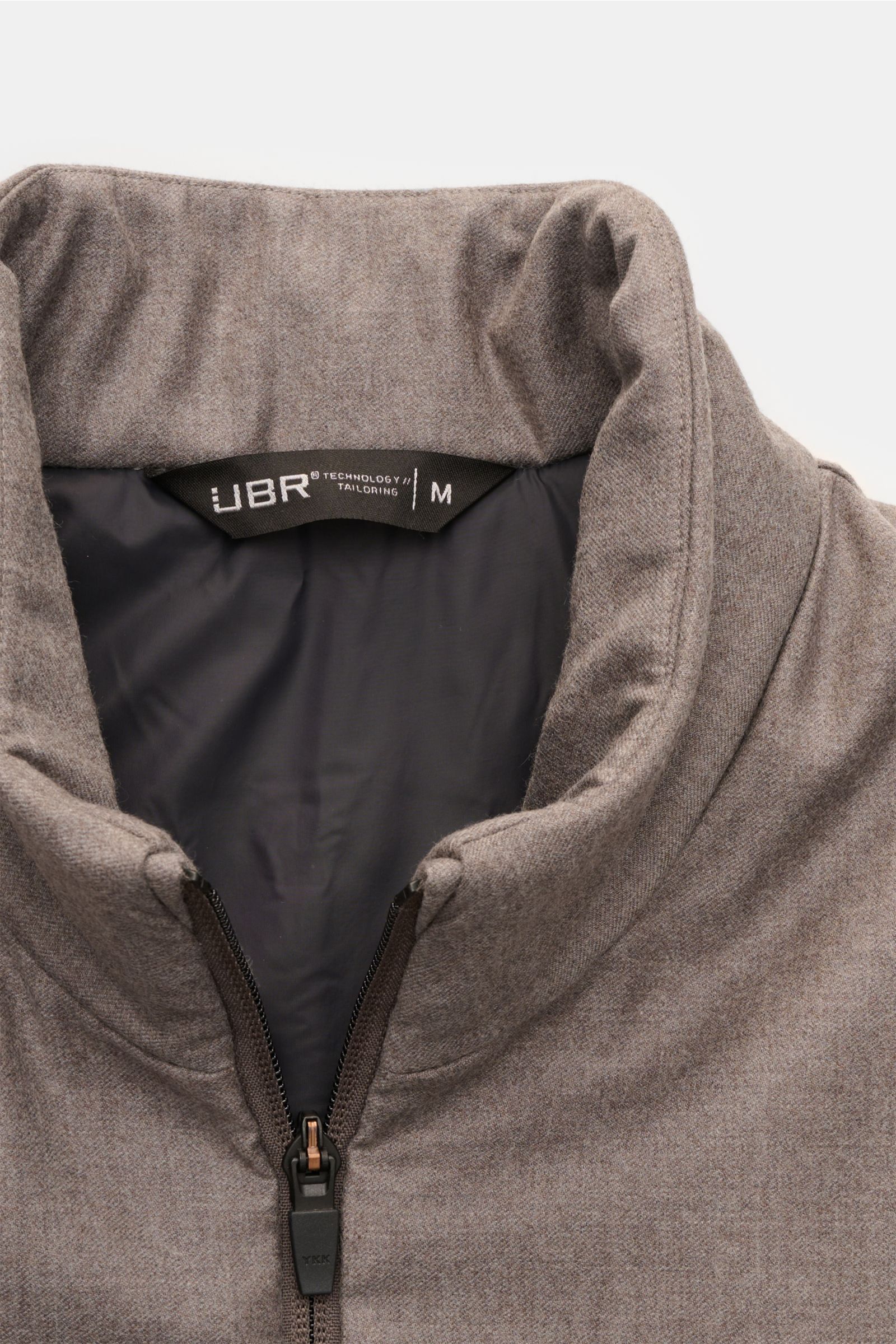 UBR Outdoorweste 'Raptor Savile' taupe meliert, Slim Fit, Stehkragen, zwei-Wege-Reißverschluss, schräge Leistentaschen, weiche Wolle, Detailansicht von oben.