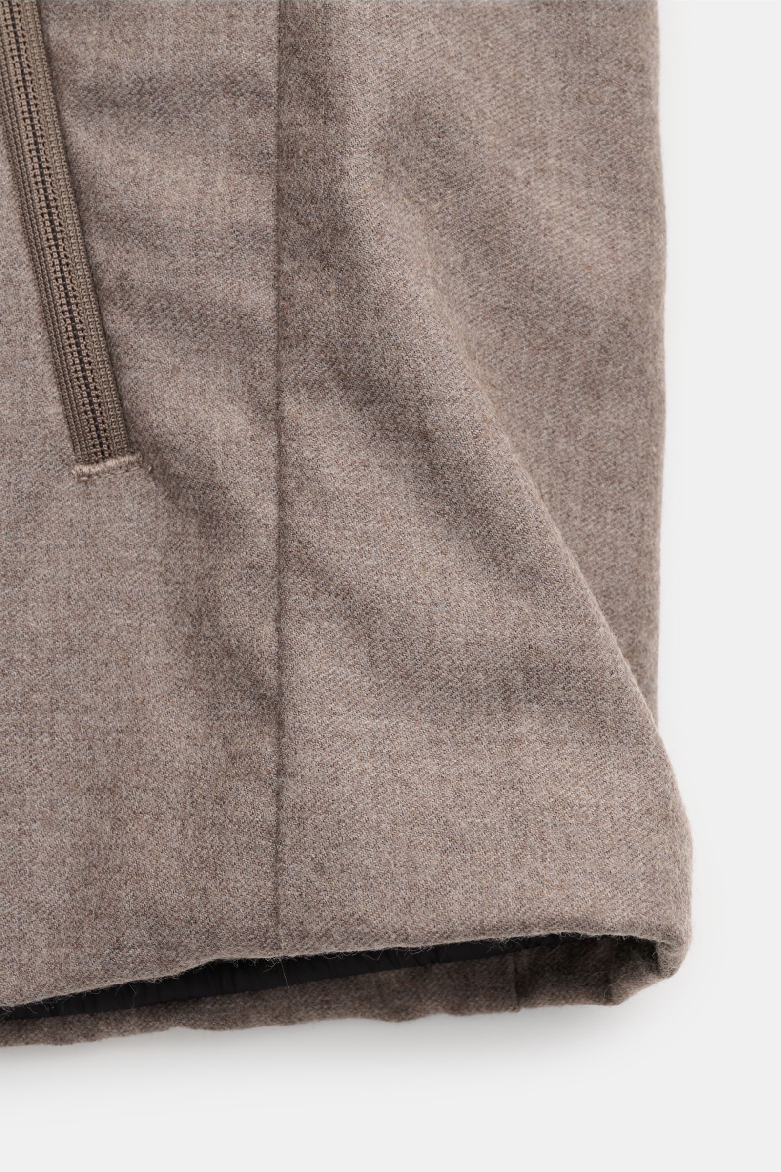 UBR Outdoorweste 'Raptor Savile' taupe meliert, Slim Fit, reine Wolle, schräge Leistentasche mit Zwei-Wege-Reißverschluss, Detailansicht seitlich.