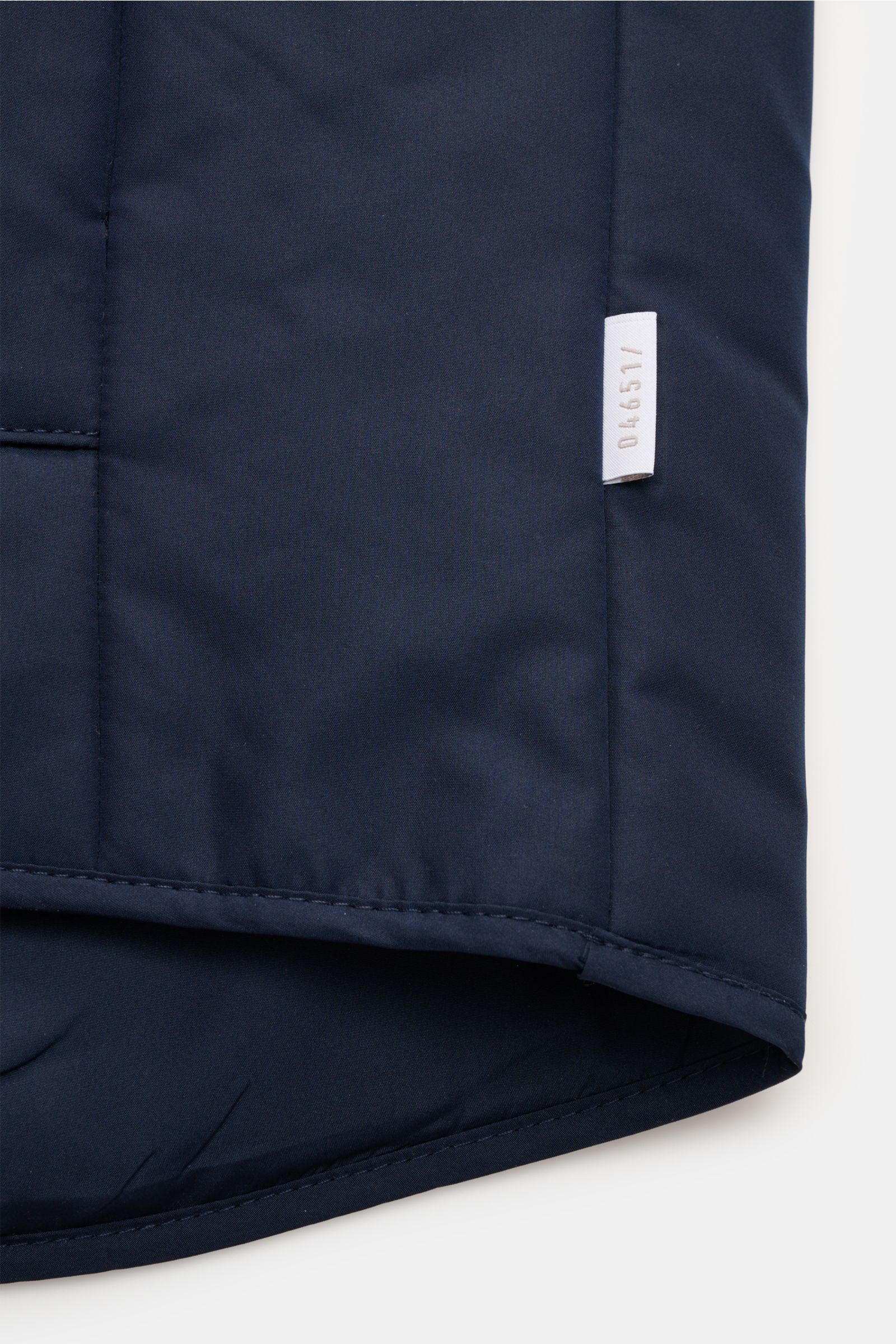 04651/ A trip in a bag Outdoorweste 'Padded Nylon' navy im Detail, Nahaufnahme der hochwertigen Microfaser und Kantensaum, Slim Fit, glatter Griff.