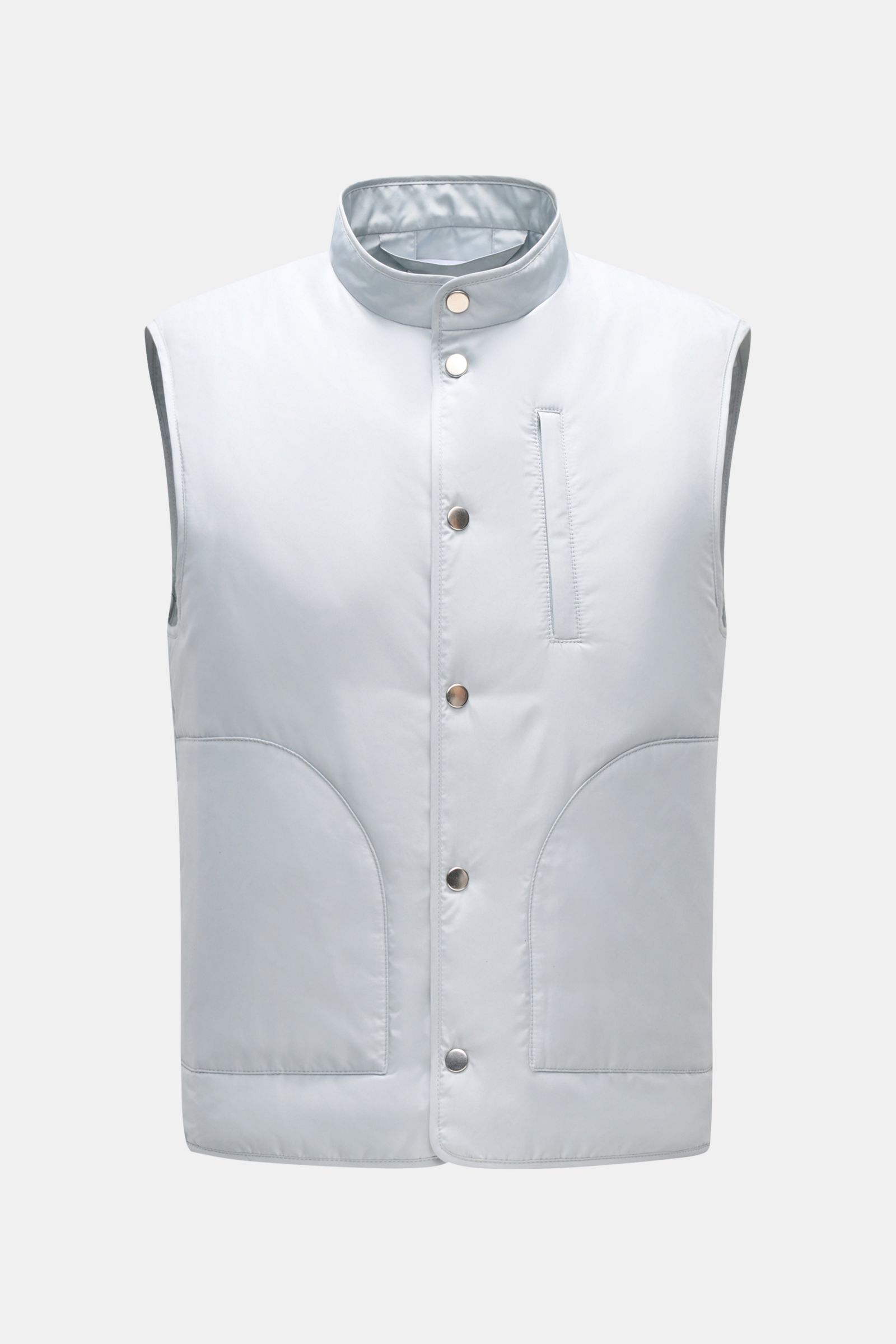 Frontansicht der pastellblauen 04651/ A trip in a bag Outdoorweste 'Padded Nylon' mit Stehkragen, Slim Fit, fünf Knöpfen, Brust- und Fronttaschen aus glatter Microfaser für sportive Layering-Looks in der Übergangszeit.