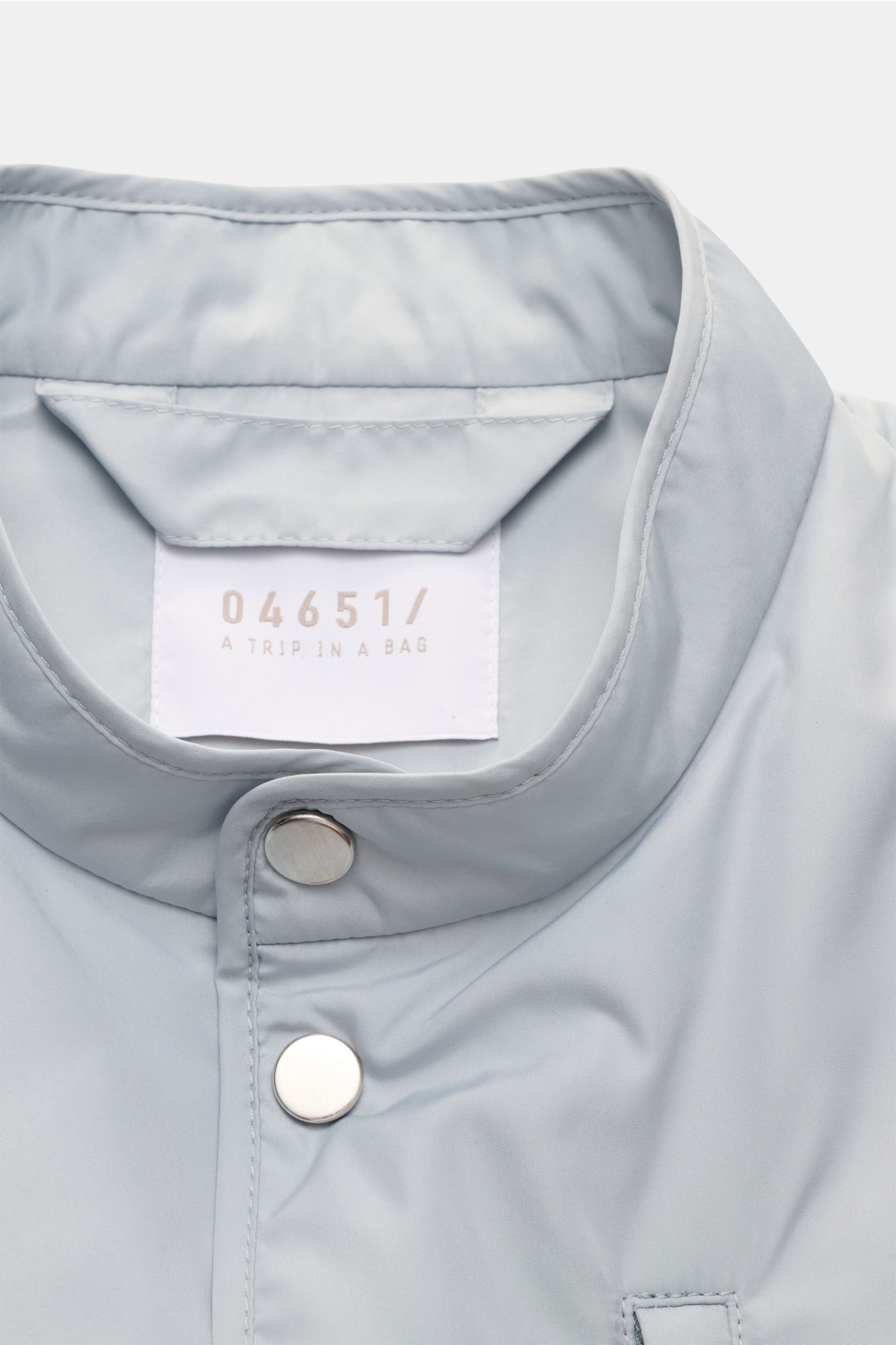 04651/ A trip in a bag Outdoorweste 'Padded Nylon' pastellblau, Slim Fit, Stehkragen, Fünf-Knopf-Leiste, Detailaufnahme von oben