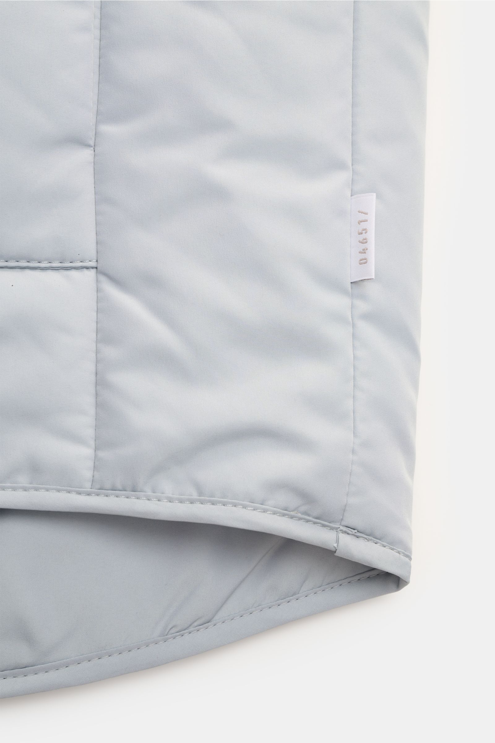 Detailaufnahme der pastellblauen 04651/ A trip in a bag Outdoorweste 'Padded Nylon' von unten, Microfaser, Slim Fit, Stehkragen.
