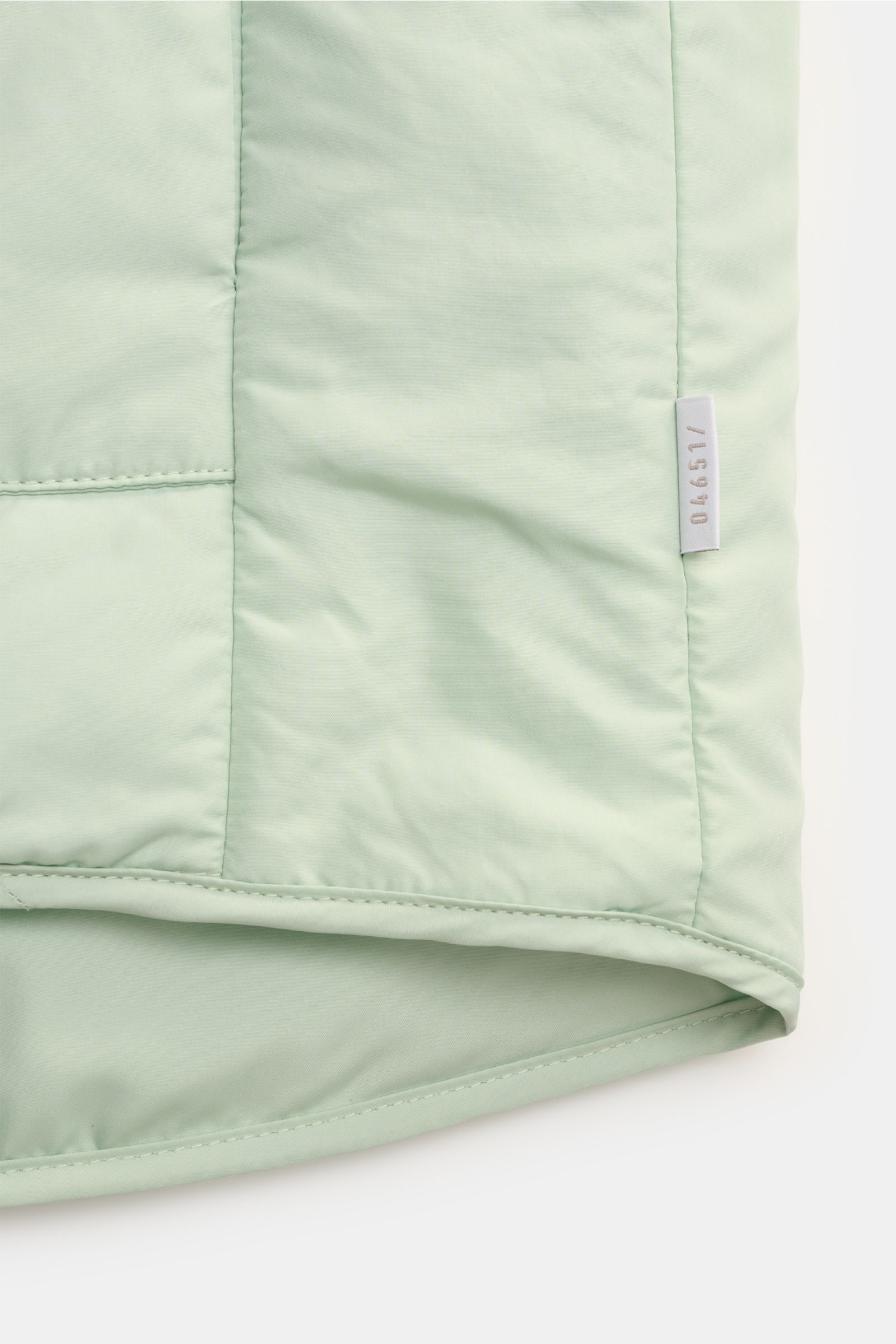 04651/ A trip in a bag Outdoorweste 'Padded Nylon' pastellgrün Detailansicht der hochwertigen Microfaser mit glattem Griff, Slim Fit und geschmeidigem Futter.