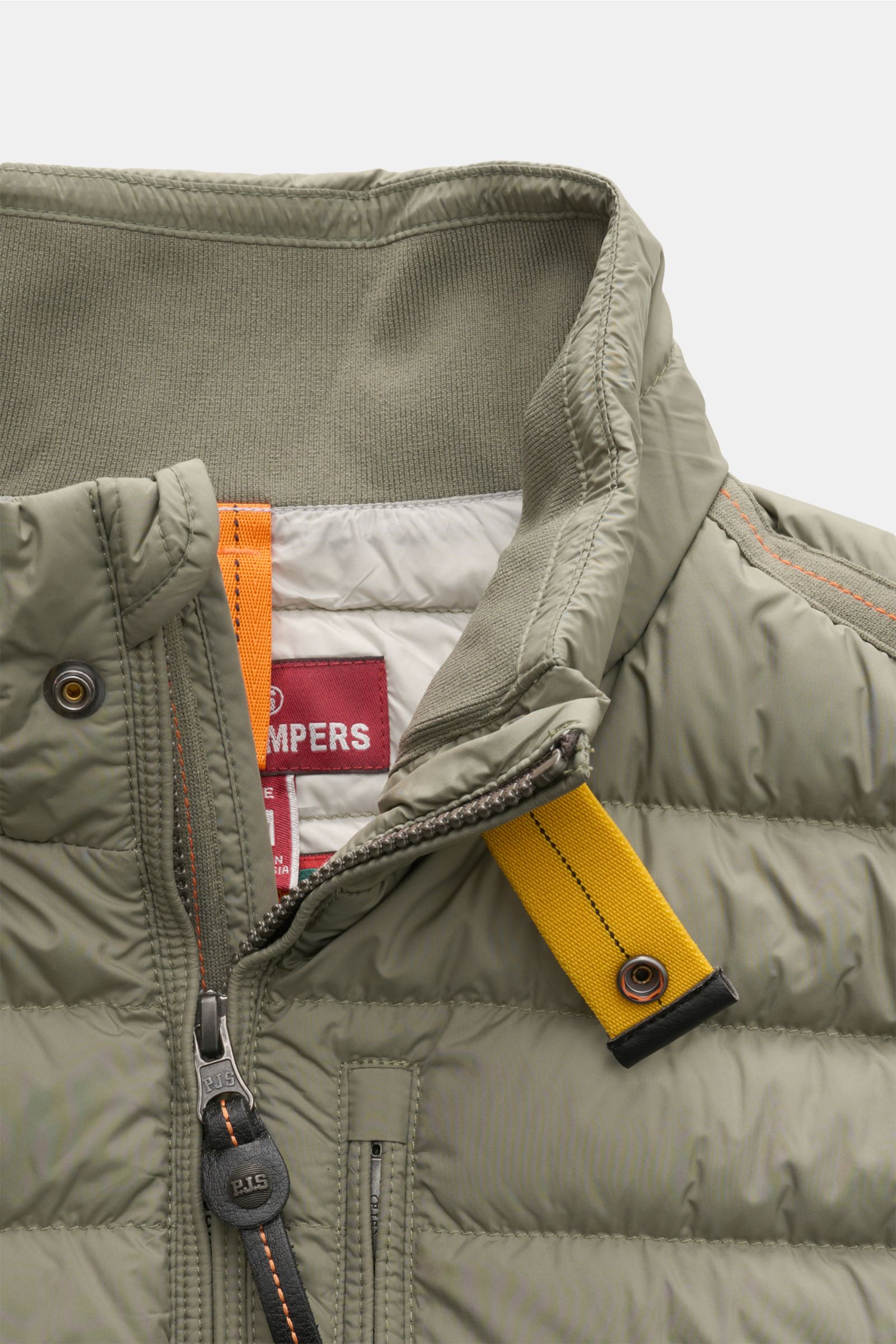 Close-up front view of the Parajumpers Down gilet 'Perfect' sage showing high-closing collar with yellow tab and zipper.

Description: The incredibly lightweight and comfortable down gilet 'Perfect' by PARAJUMPERS features a classic design and function