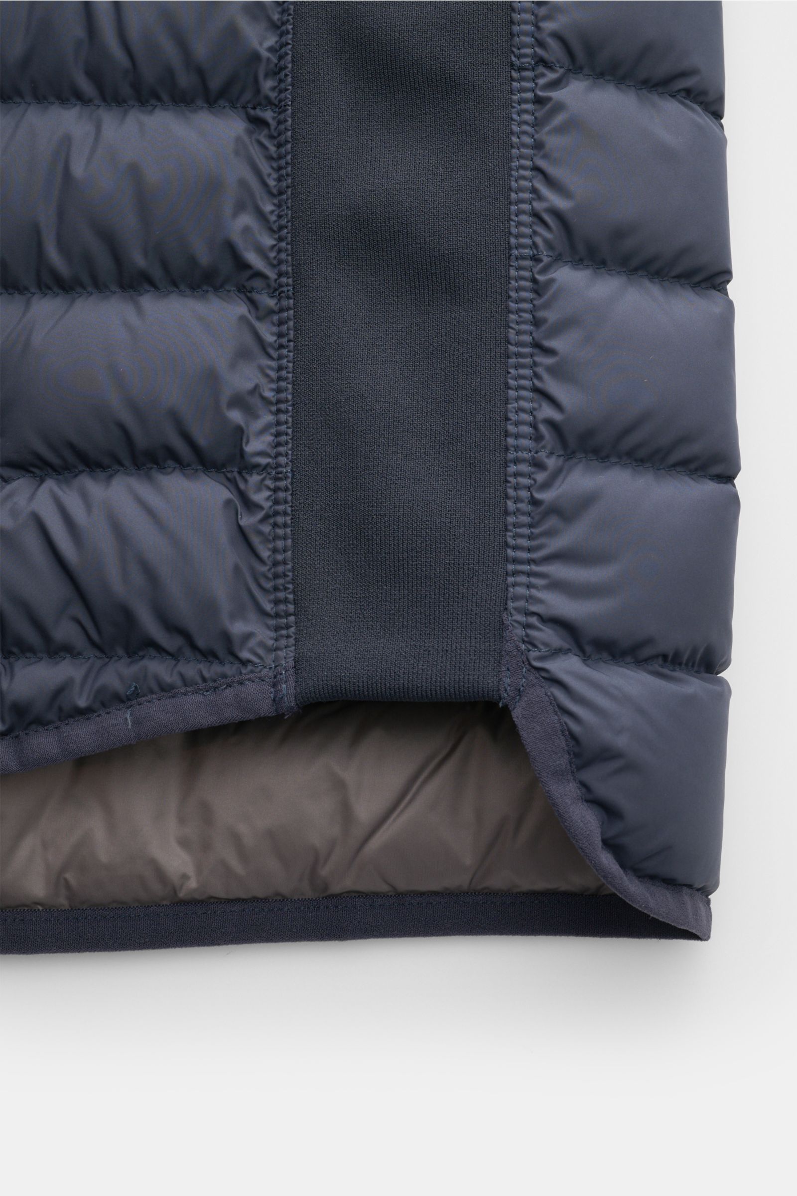 Close-up view of the lower section of the Parajumpers Down gilet 'Perfect' navy, showing quilted microfiber fabric and elastic side insert.

The incredibly lightweight and comfortable down gilet 'Perfect' by PARAJUMPERS features a classic design and fu