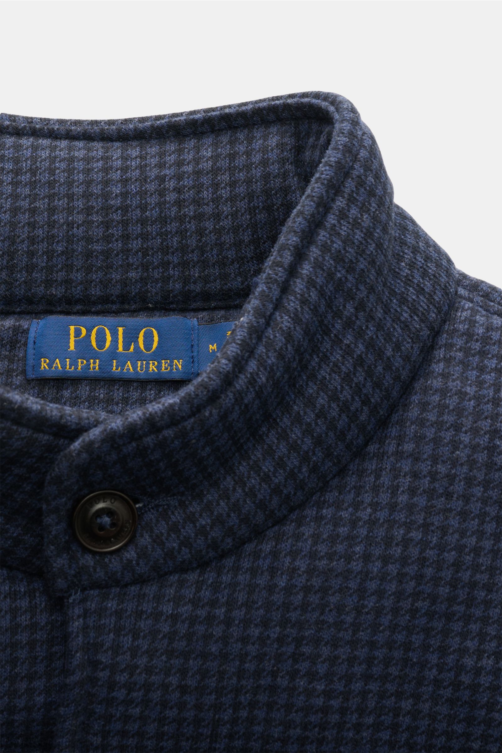 Polo Ralph Lauren Outdoorweste graublau/schwarz kariert, Detailansicht vom kurzen Stehkragen mit Knopf, weiche Baumwolle, Slim Fit, tonales Logo.
