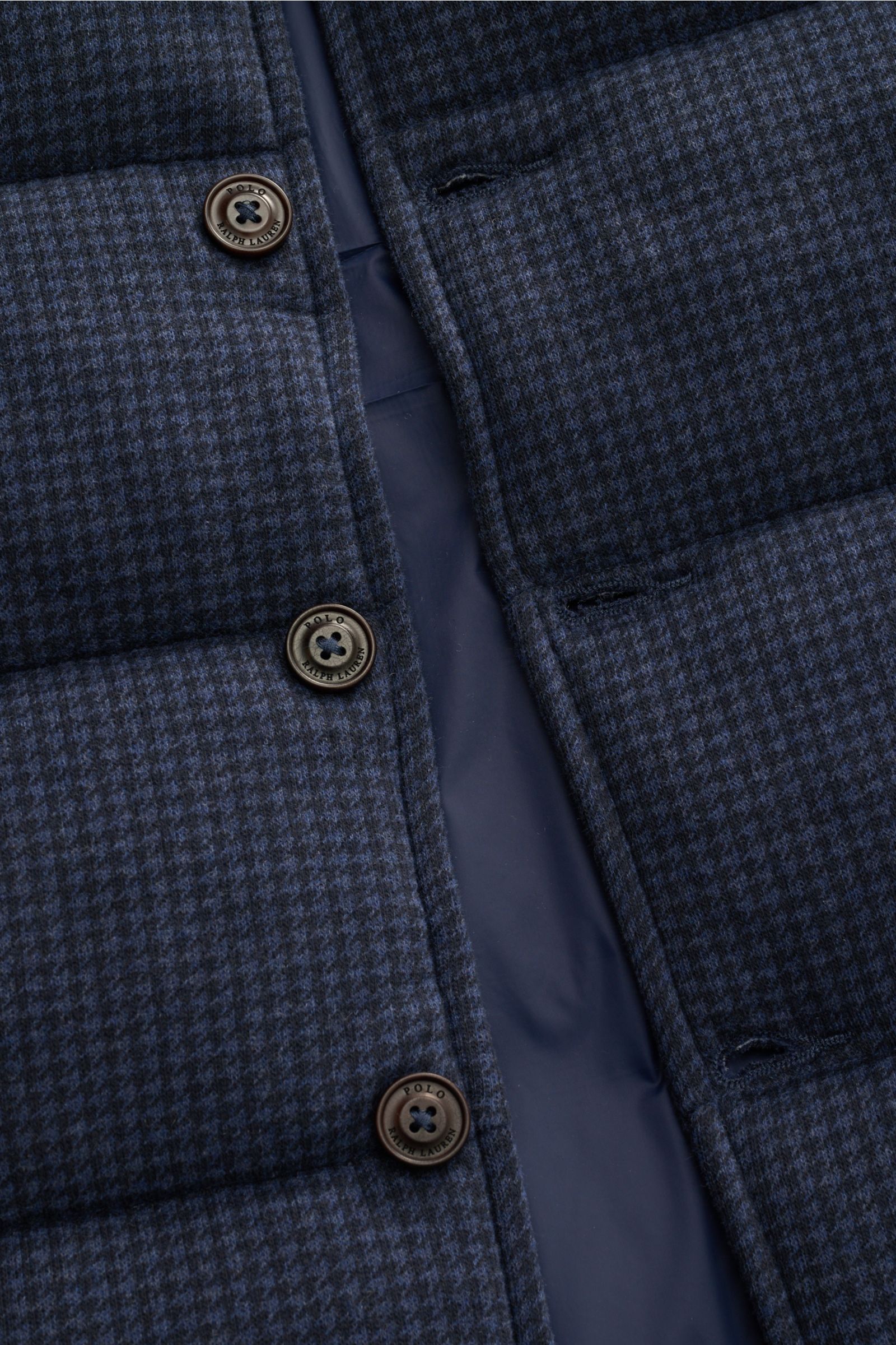 Nahaufnahme aus schräger Perspektive der Polo Ralph Lauren Outdoorweste graublau/schwarz kariert mit sechs Knöpfen, kurzem Stehkragen, softem Baumwollstoff und tonalem Stick-Logo.