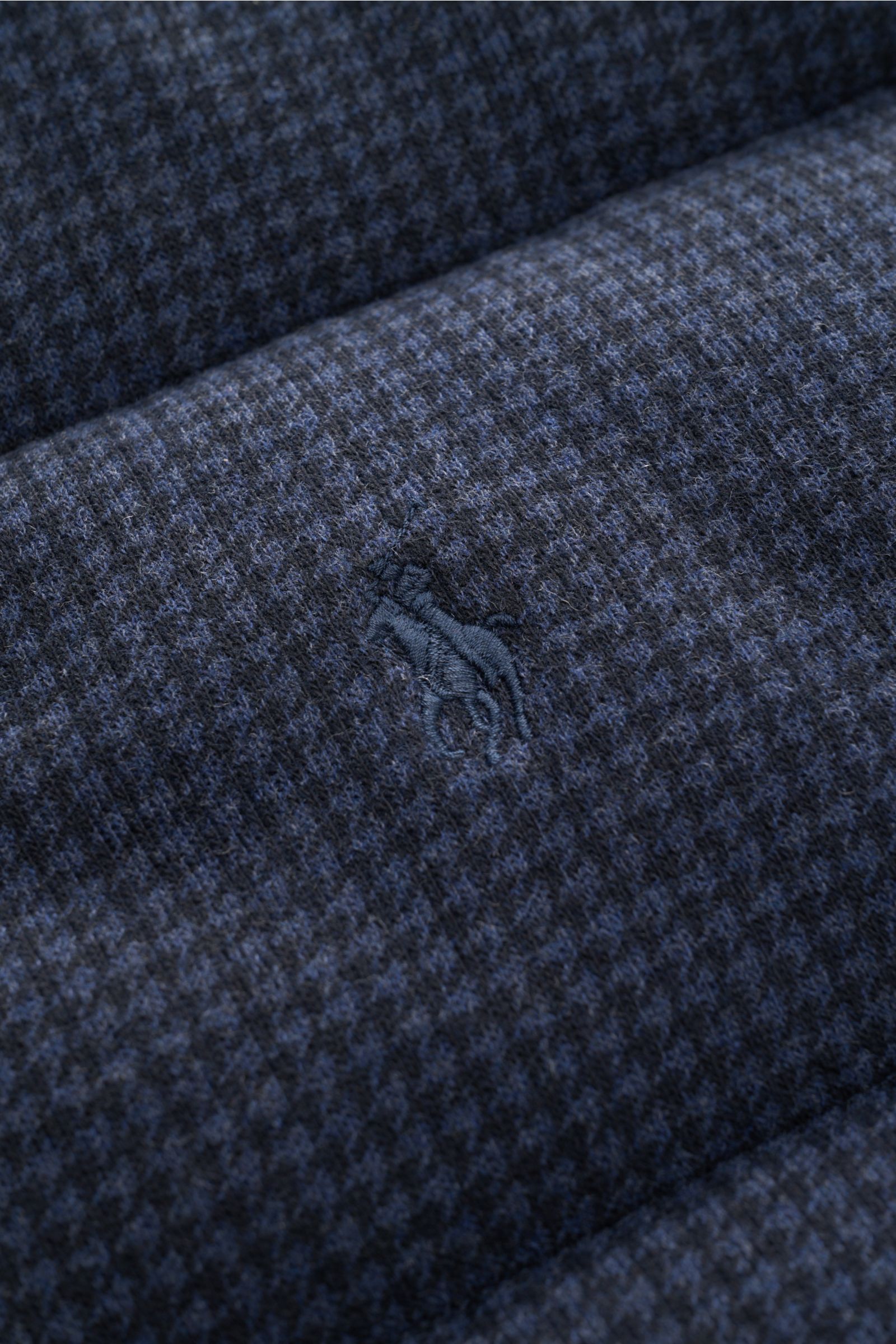 Polo Ralph Lauren Outdoorweste graublau/schwarz kariert in Nahaufnahme, soft, Slim Fit mit Hahnentritt-Muster und tonalem Stick-Logo.