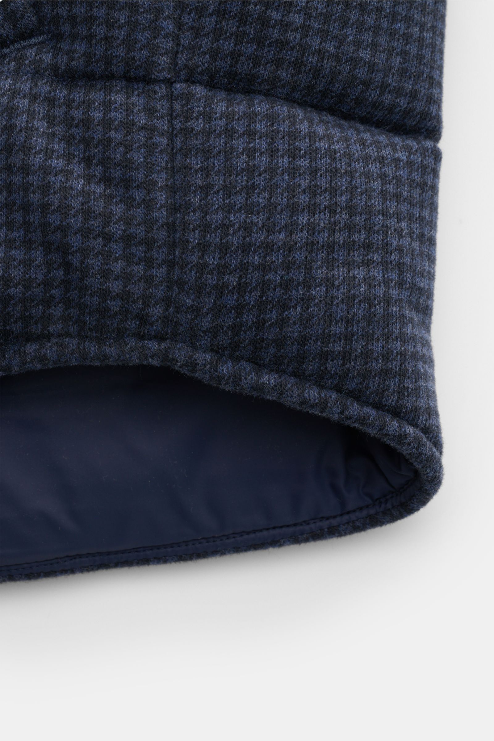 Detailaufnahme der Polo Ralph Lauren Outdoorweste graublau/schwarz kariert mit softem Hahnentritt-Muster und glattem, tonalem Futterstoff.