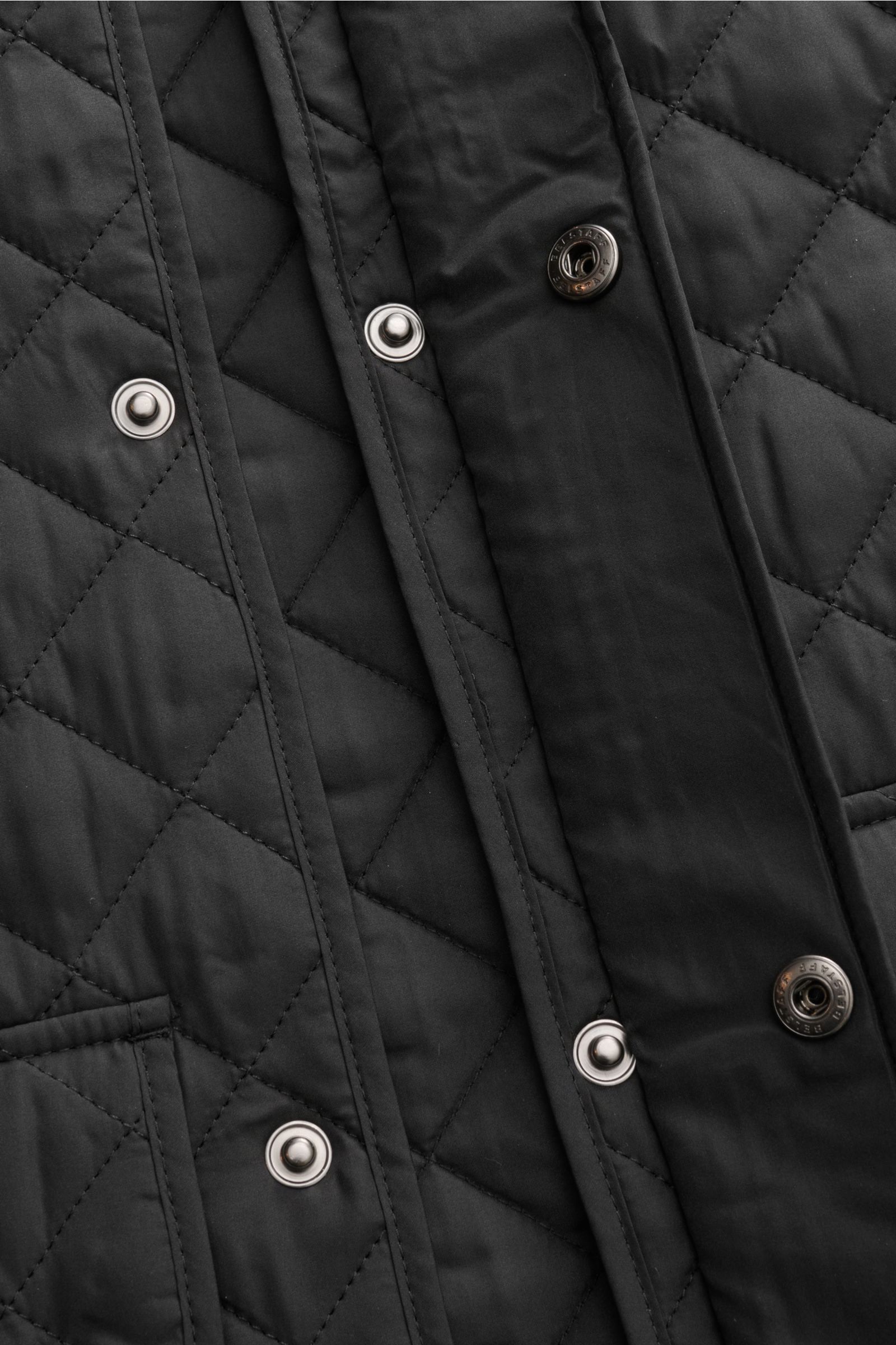 Belstaff Outdoorweste 'Icon' schwarz, Nahaufnahme von Steppung, Druckknöpfen, Slim Fit, Stehkragen mit Cordbesatz, Front- und Innentasche.