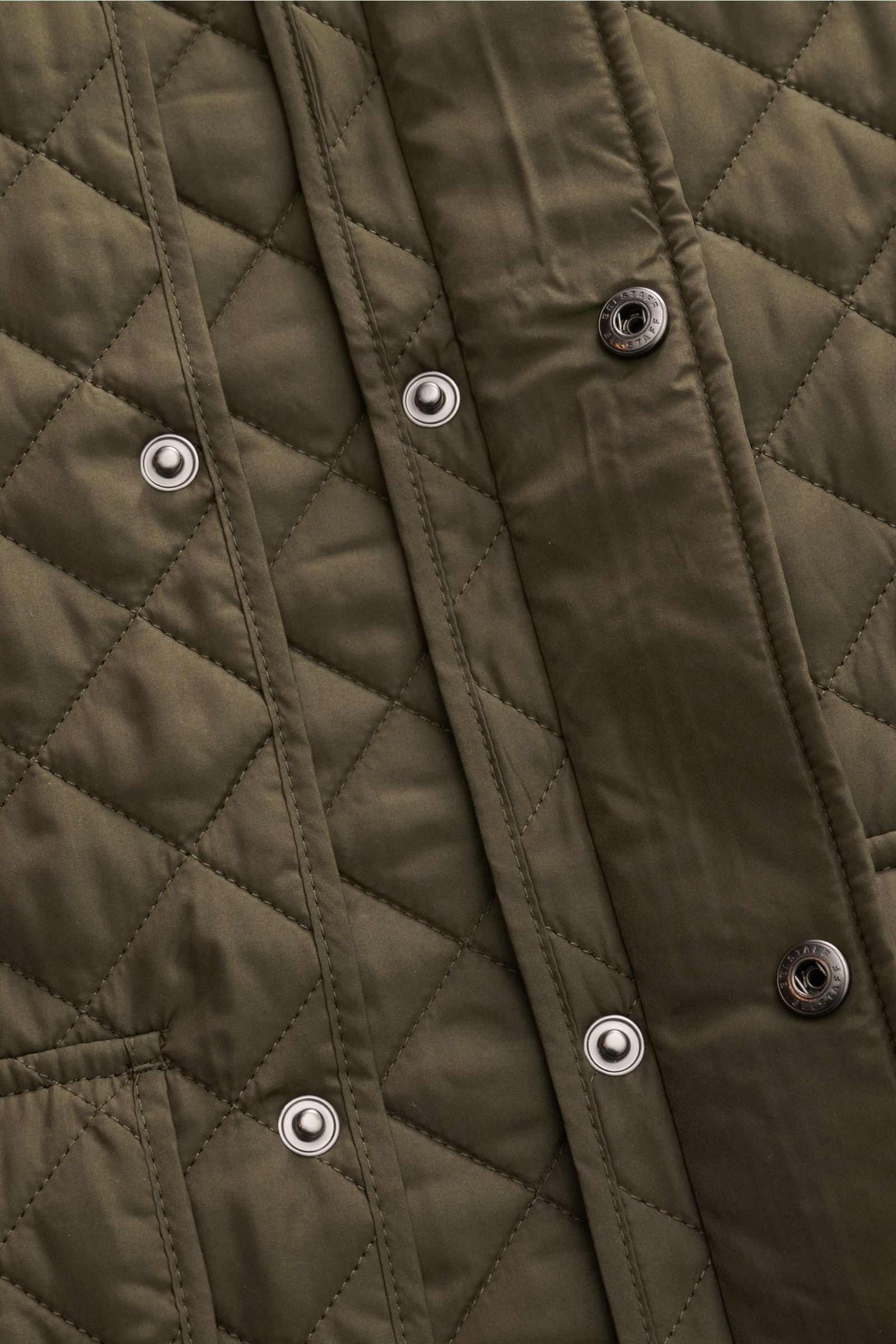 Belstaff Outdoorweste 'Icon' dark olive, Nahaufnahme der Steppung, Druckknöpfe, Slim Fit, Microfaser, Stehkragen mit Cordbesatz, Fronttaschen.