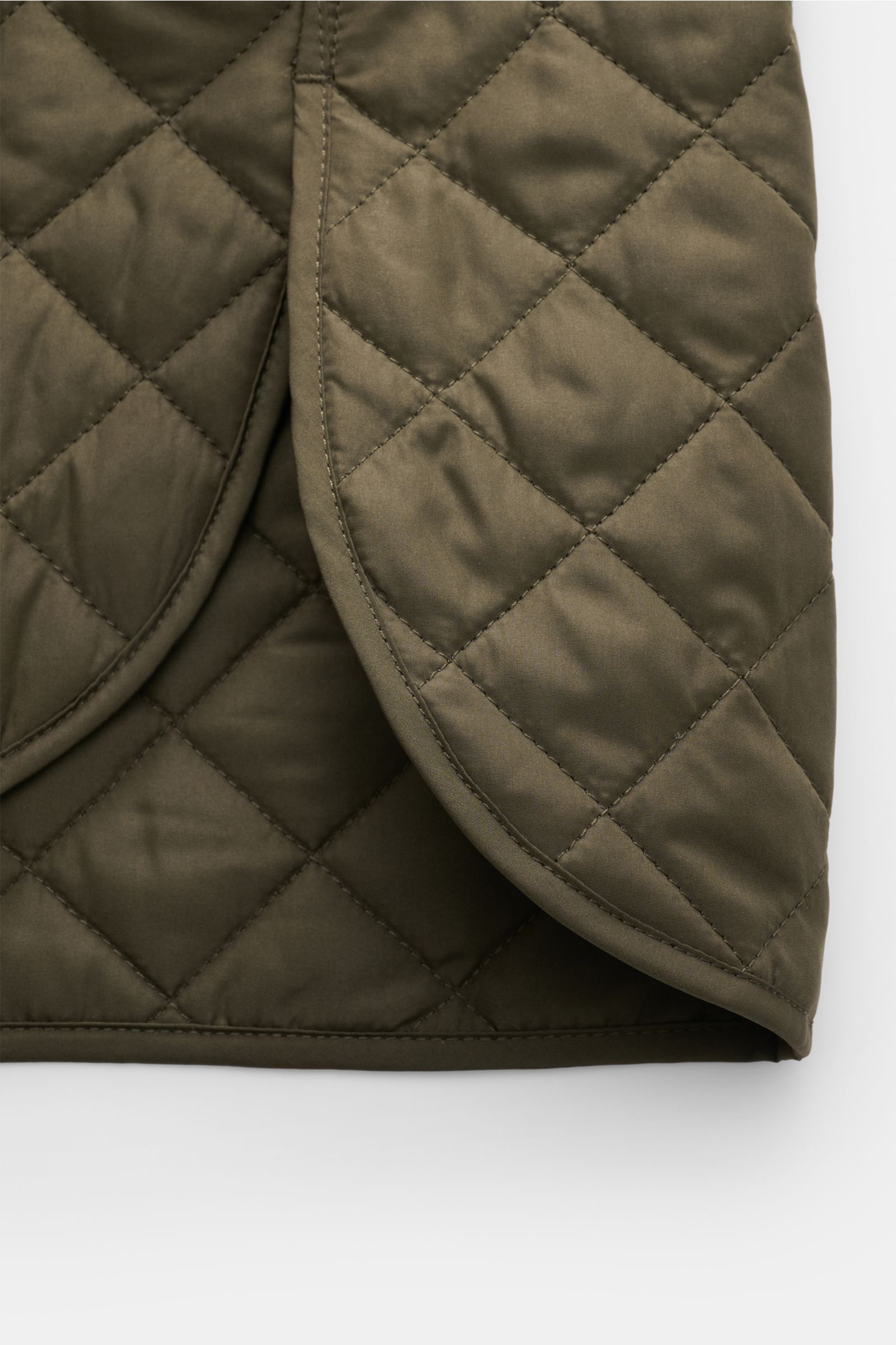 Belstaff Outdoorweste 'Icon' dark olive, Detailaufnahme der hochwertigen Microfaser mit Steppung, Slim Fit, Fronttasche und Fünf-Knopf-Leiste.
