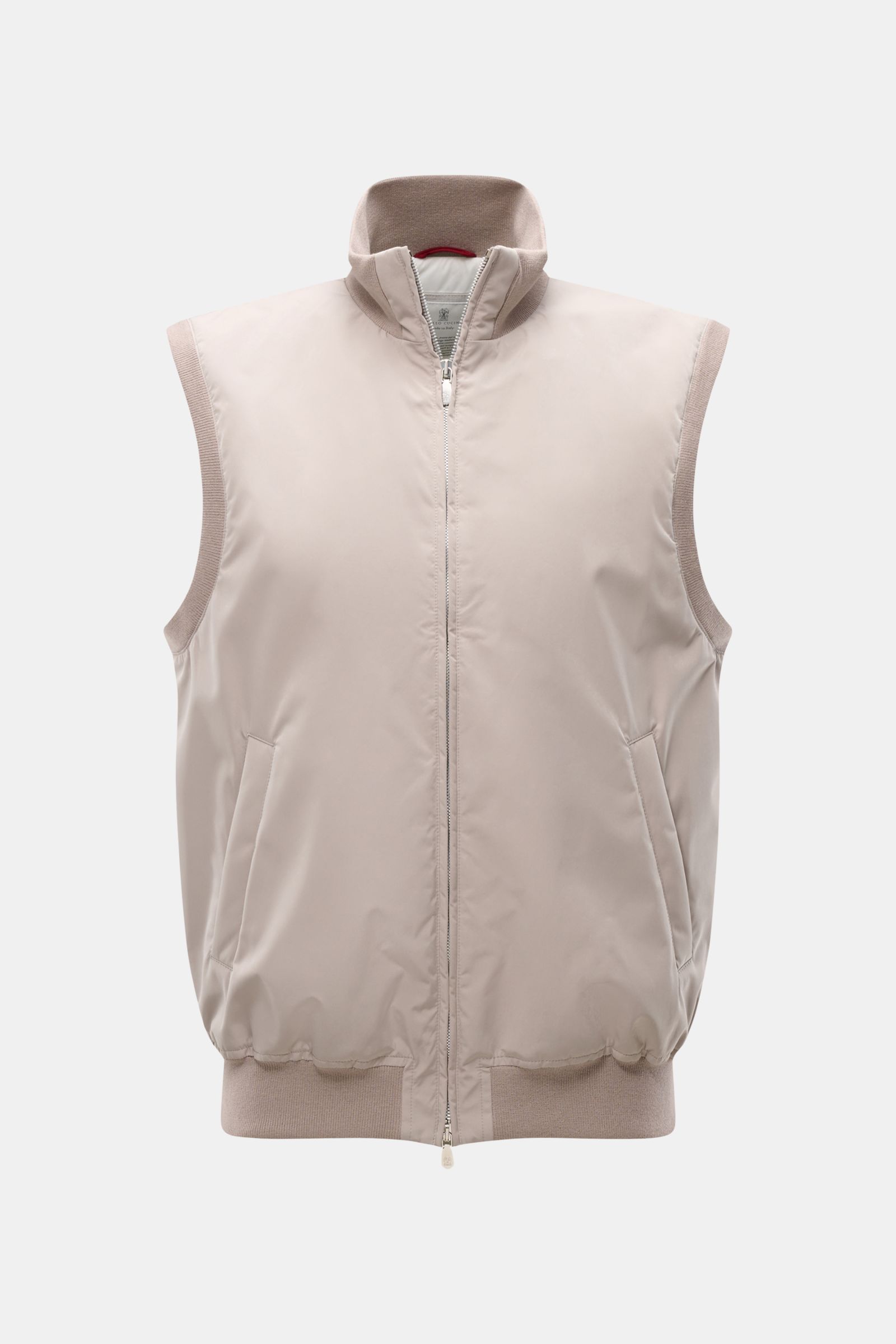 Beige Brunello Cucinelli Outdoorweste, Slim Fit, hochwertige Microfaser, leichte Wattierung, Stehkragen, Rippbündchen, Zwei-Wege-Reißverschluss, Front- und Innentaschen, frontal fotografiert.