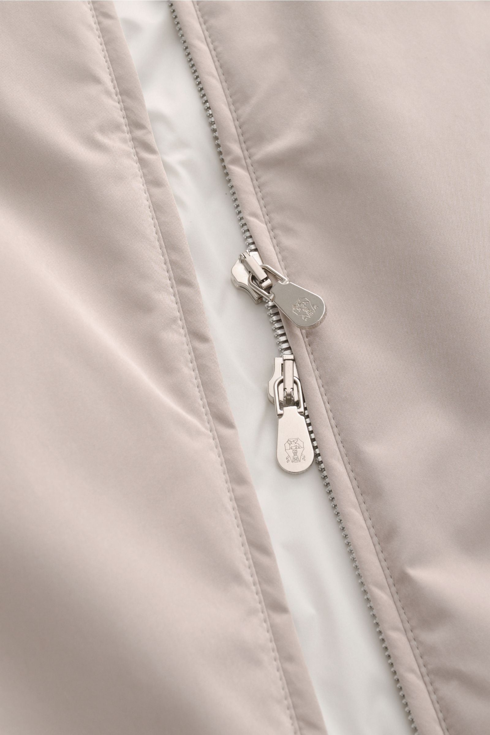 Beige Brunello Cucinelli Outdoorweste Slim Fit, Detailansicht Zwei-Wege-Reißverschluss, Microfaser, weicher Griff, leichte Wattierung, Stehkragen