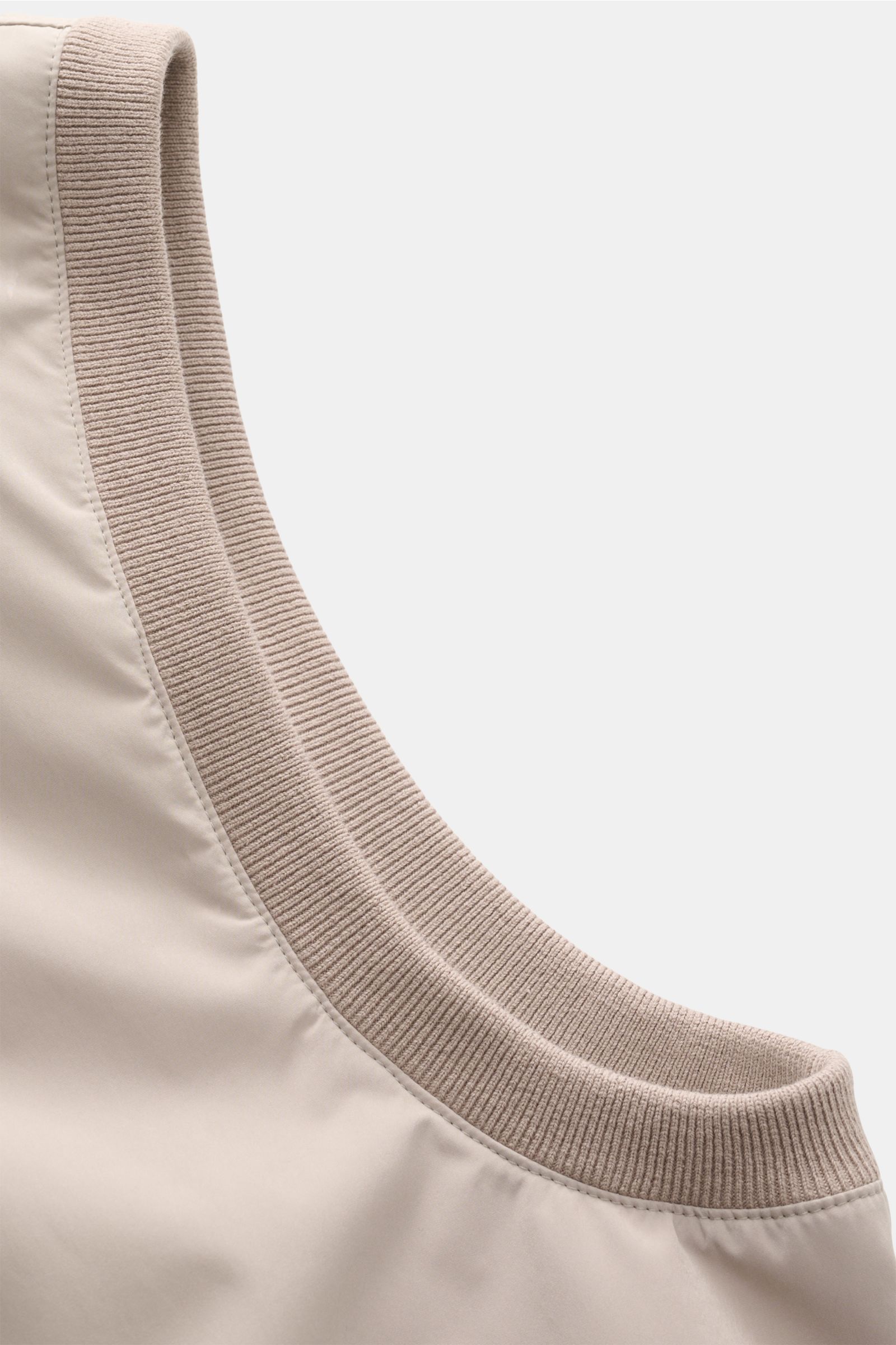 Beige Brunello Cucinelli Outdoorweste, Detailansicht vom Stehkragen und Rippbündchen, hochwertige Microfaser, leichte Wattierung, Slim Fit.