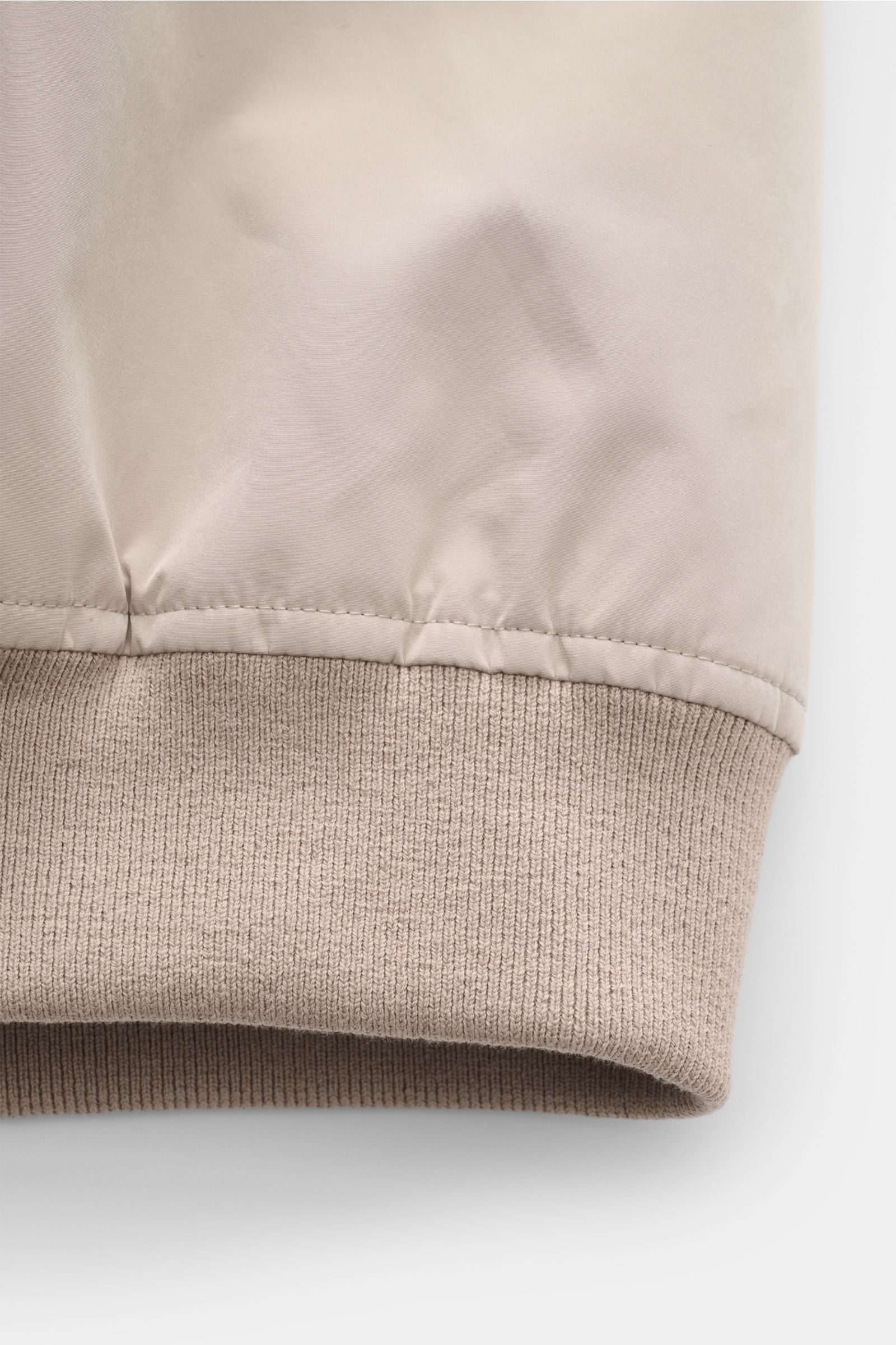 Beige Rippbündchen und glatte Microfaser an der Brunello Cucinelli Outdoorweste beige, Detailfoto aus Nahaufnahme, Slim Fit, Wattierung.