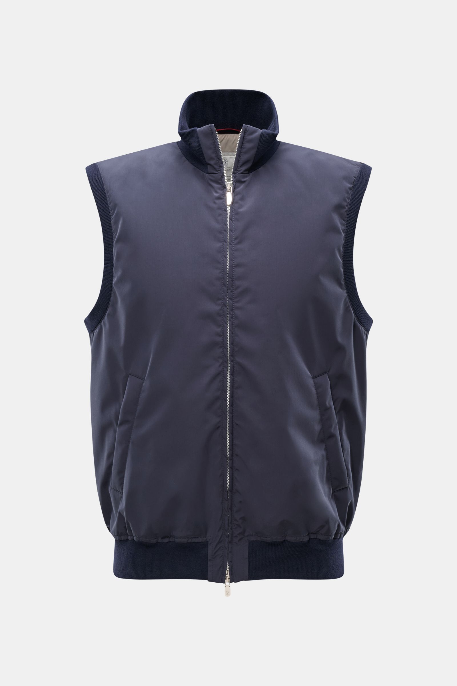 Brustansicht der Brunello Cucinelli Outdoorweste navy mit Microfaser, Slim Fit, Stehkragen, zwei-Wege-Reißverschluss, Rippbündchen, Front- und Innentaschen.