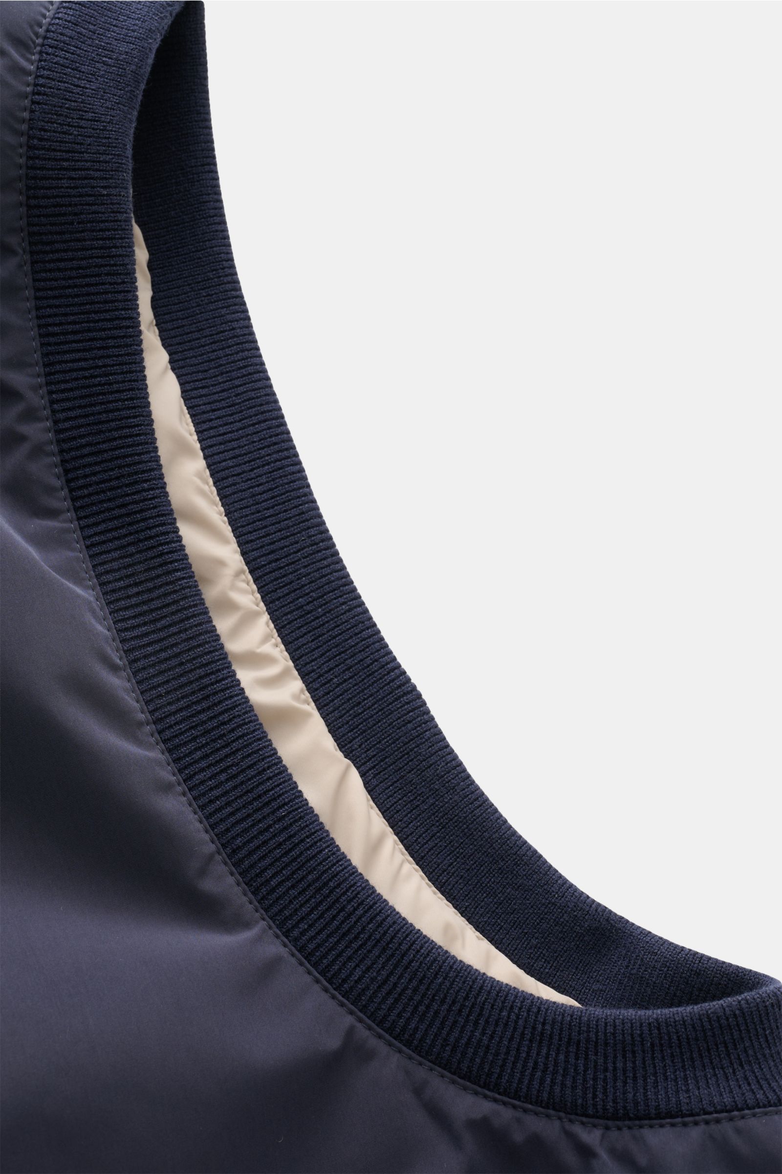 Brunello Cucinelli Outdoorweste navy Detailaufnahme des hochschließenden Stehkragens mit weichem Griff, Rippenbündchen und leichter Wattierung.