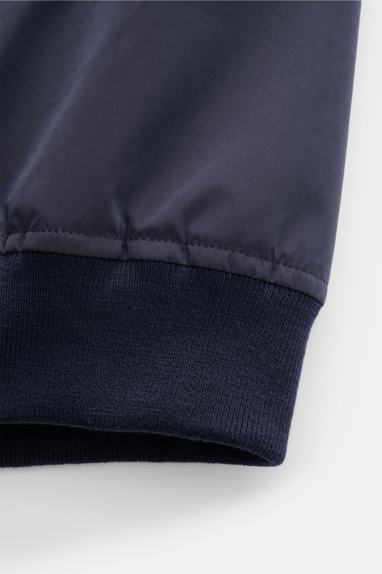 Brunello Cucinelli Outdoorweste navy, Detailaufnahme Rippbündchen und Microfaser, weicher Griff, leichte Wattierung, Slim Fit, Frontansicht nah