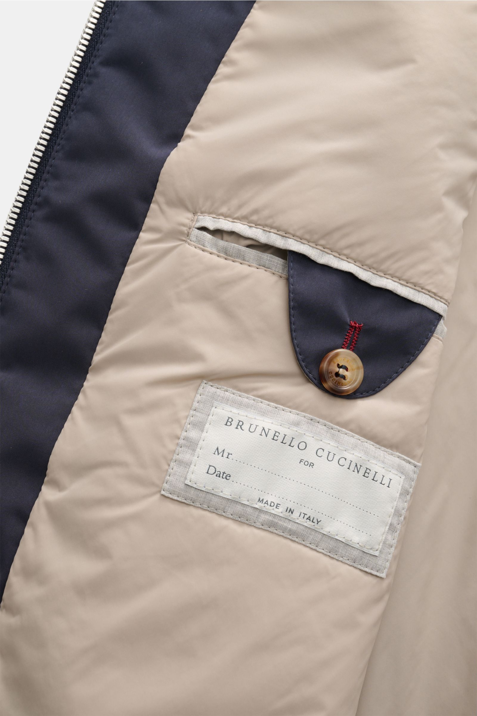 Nahaufnahme der Innenseite der Brunello Cucinelli Outdoorweste navy mit hochwertiger Microfaser, weichem Griff, leichter Wattierung und Innentaschen.