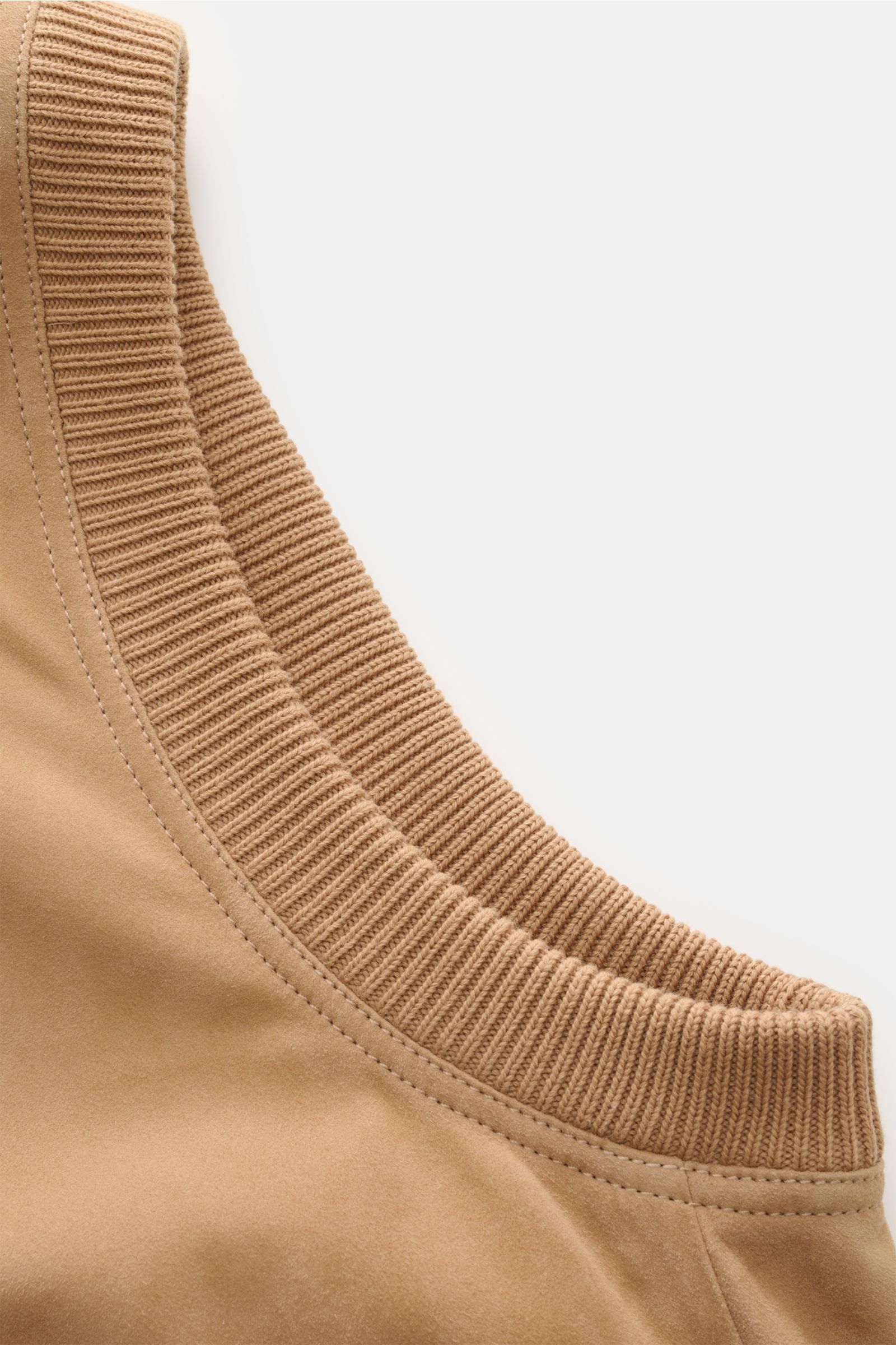Close-up side view of the ribbed collar and smooth suede fabric of the Brunello Cucinelli Outdoorweste camel, highlighting craftsmanship and material texture. 

Description: Edles Übergangs-Essential: Die Velourslederweste von BRUNELLO CUCINELLI verlei