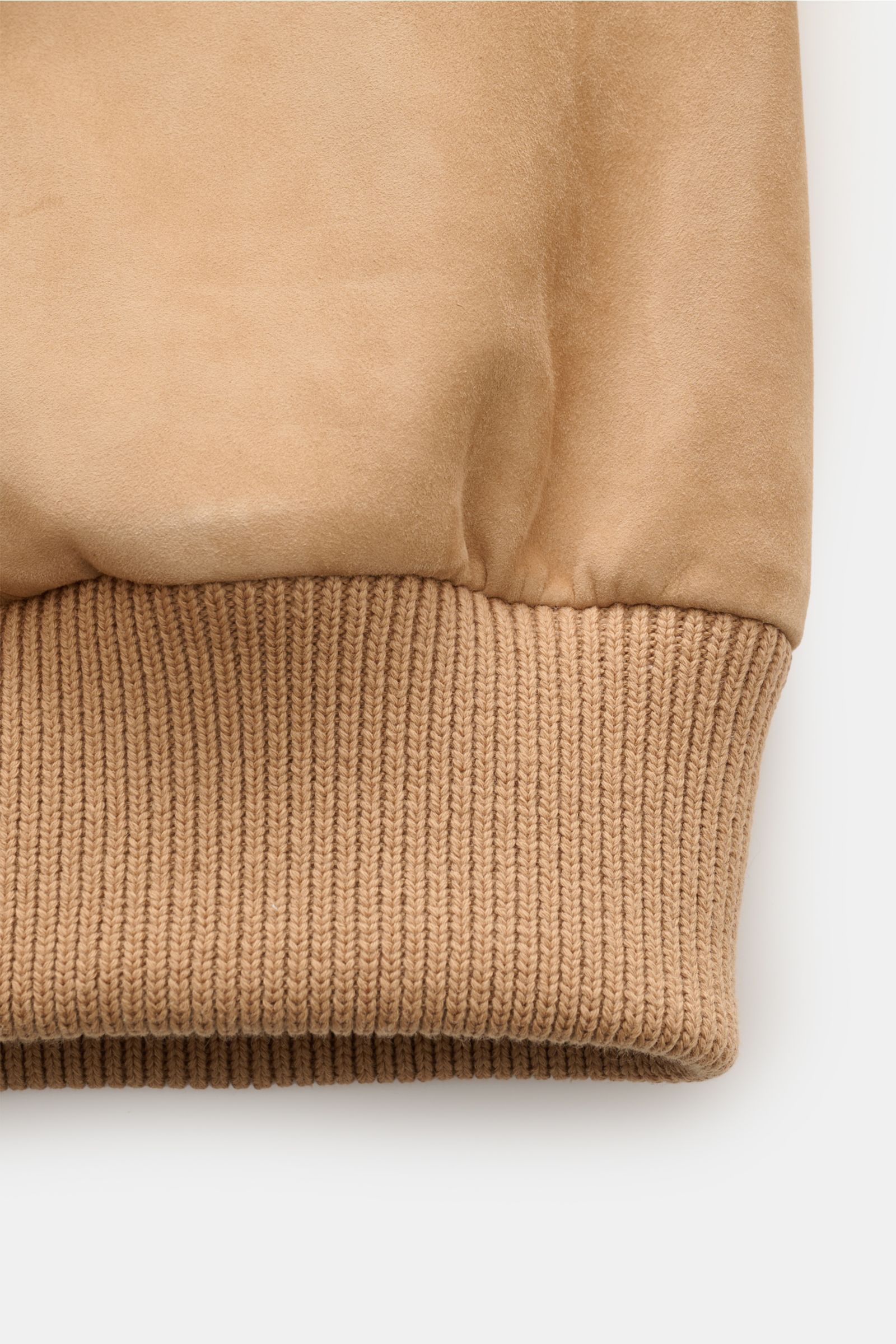 Close-up side view of the ribbed cuff and smooth velour fabric of the Brunello Cucinelli Outdoorweste camel, highlighting its soft grip and craftsmanship.

Description: Edles Übergangs-Essential: Die Velourslederweste von BRUNELLO CUCINELLI verleiht Ou
