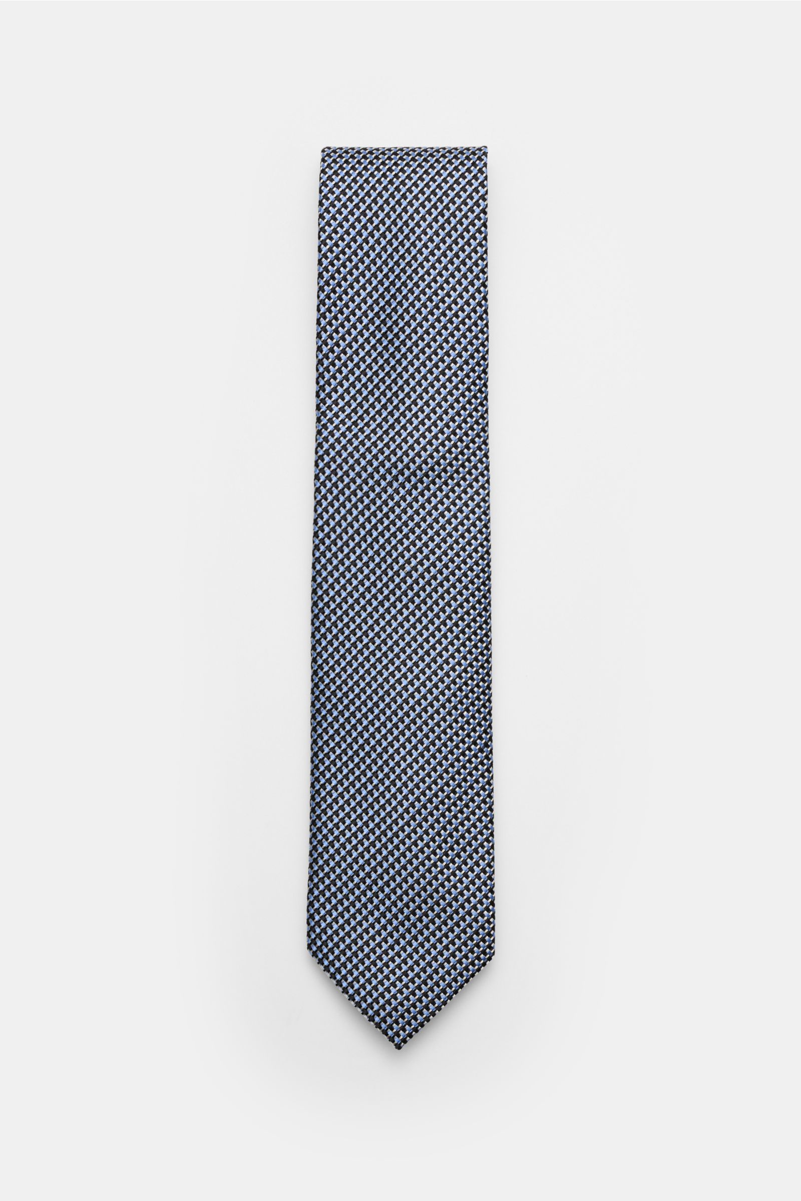 Front view of Tom Ford Seidenkrawatte hellblau/schwarz/grau gemustert tie with fine woven graphic pattern, subtle sheen, pure silk.

Description: Italienische Handwerkskunst: Dieser Krawatten-Klassiker von TOM FORD aus reiner Seide vereint zeitlose Ele