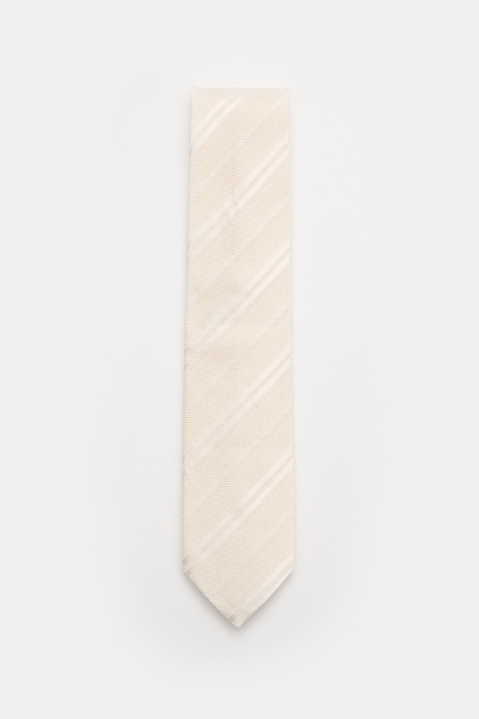 Front view of Tom Ford Seidenkrawatte creme/weiß gestreift, a cream and white striped silk tie with subtle sheen and fine woven pattern.

Description: Italienische Handwerkskunst: Dieser Krawatten-Klassiker von TOM FORD aus reiner Seide vereint zeitlos