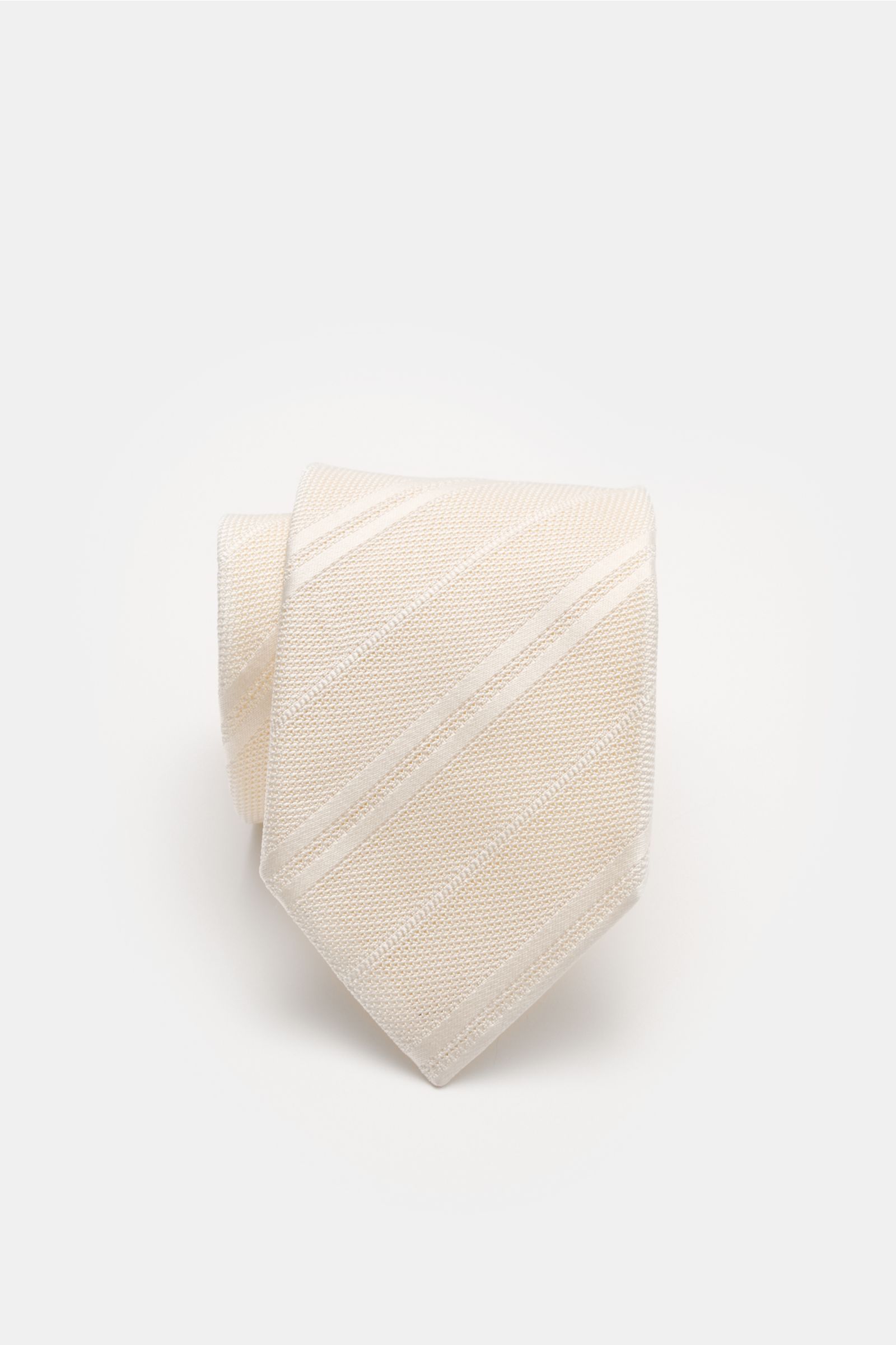 Front view of Tom Ford Seidenkrawatte creme/weiß gestreift, a cream and white striped silk tie with subtle sheen and fine woven pattern.

Italienische Handwerkskunst: Dieser Krawatten-Klassiker von TOM FORD aus reiner Seide vereint zeitlose Eleganz mit