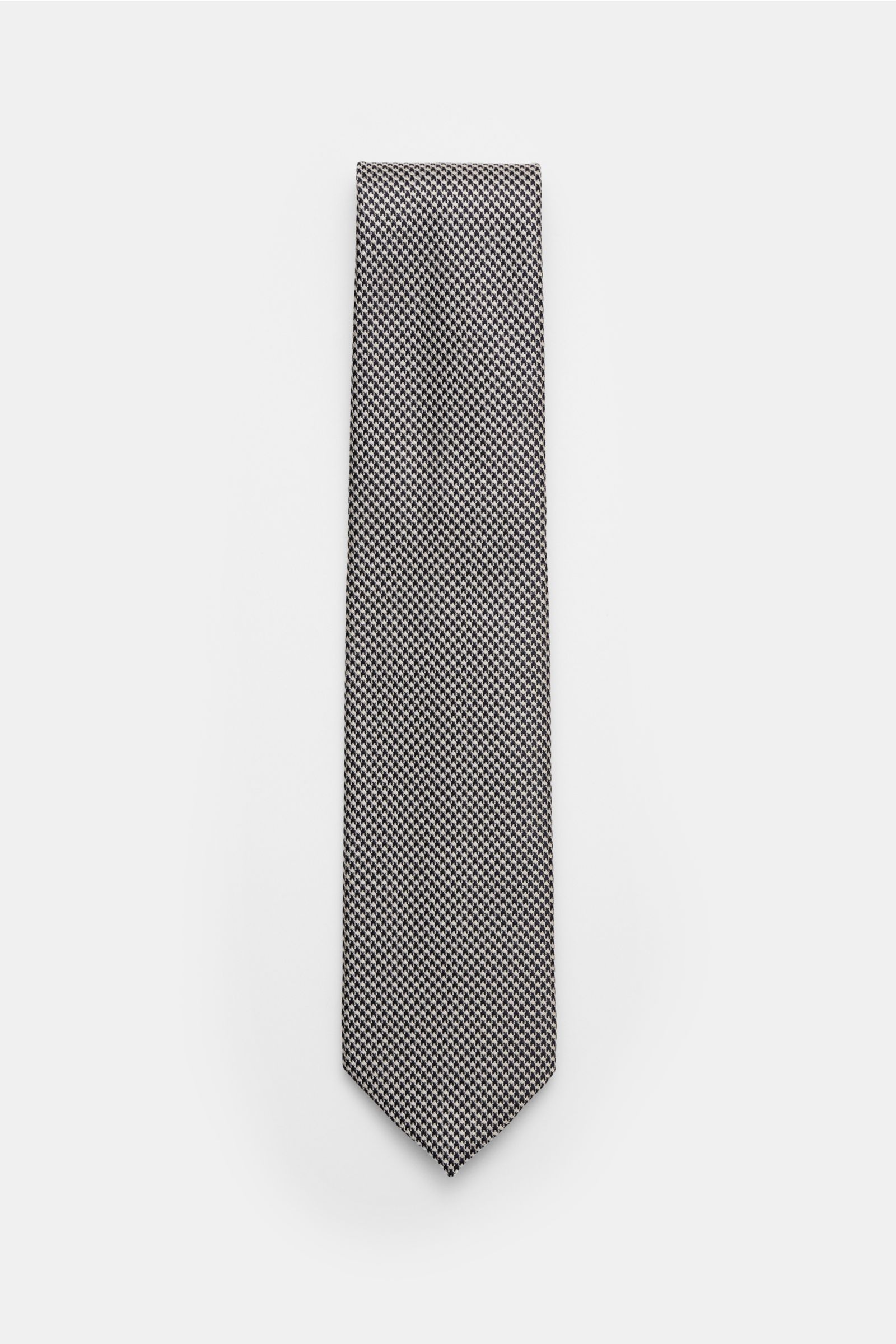 Tom Ford Seidenkrawatte dark navy/weiß gemustert, frontale Ansicht, reine Seide, feines Webmuster, dezenter Glanz, Made in Italy, 8 cm breit.