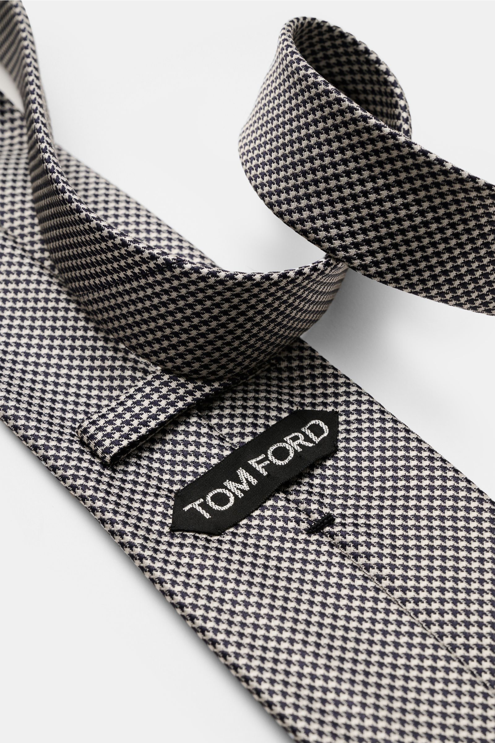 Tom Ford Seidenkrawatte dark navy/weiß gemustert in Nahaufnahme, reine Seide, feines Webmuster, dezenter Glanz, Made in Italy, 8 cm breit.