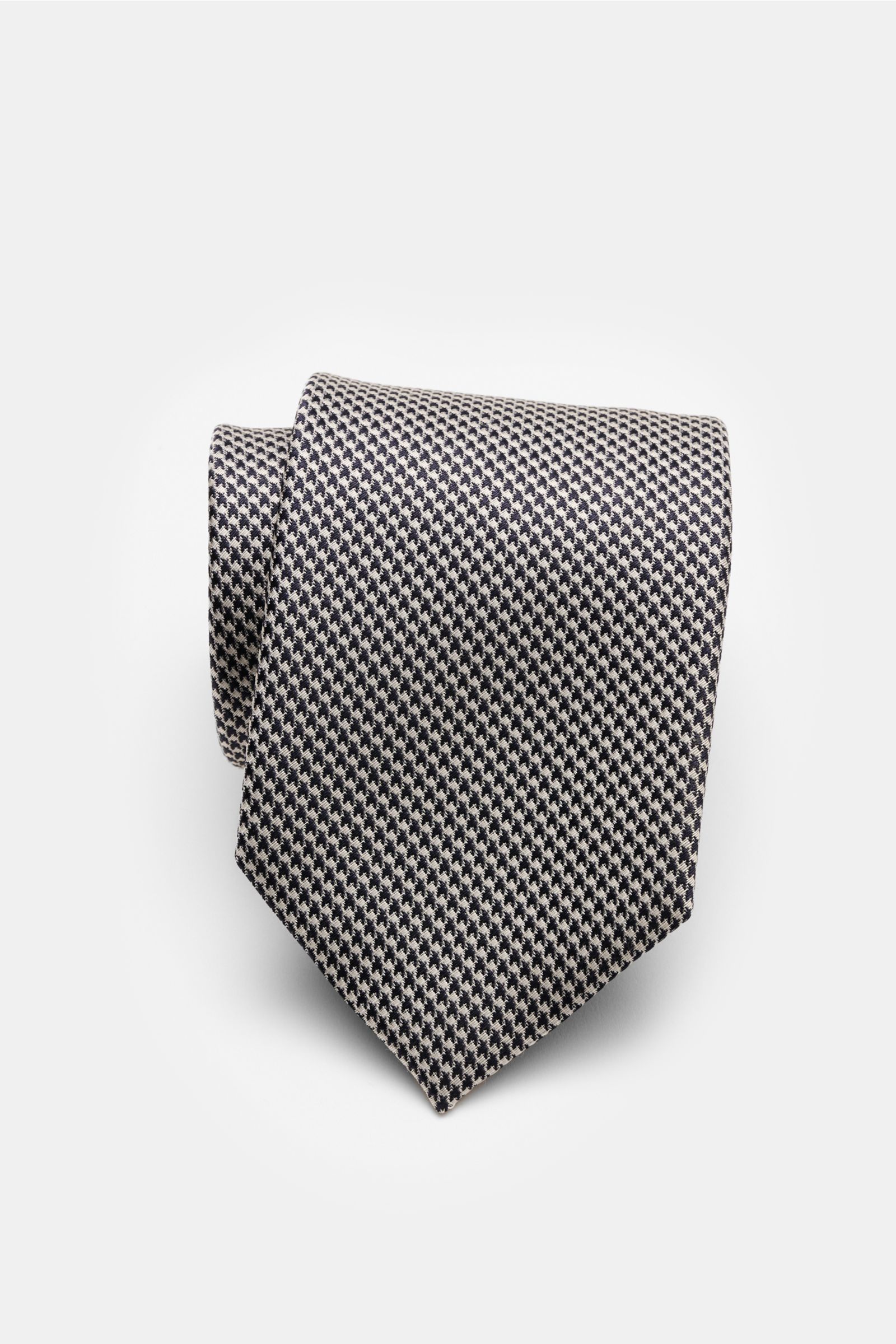 Tom Ford Seidenkrawatte dark navy/weiß gemustert, aus reiner Seide, feines Webmuster, dezenter Glanz, Made in Italy, frontal fotografiert.