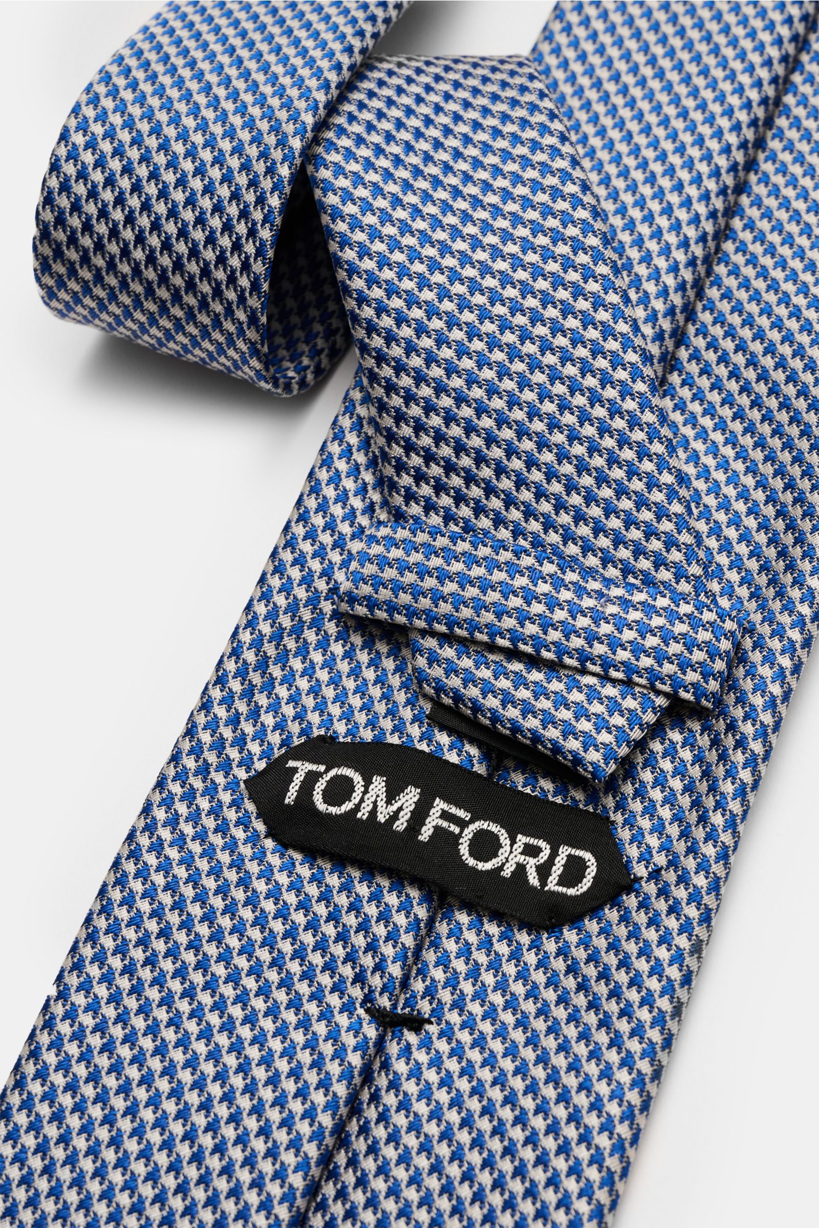 Tom Ford Seidenkrawatte blau/weiß gemustert, Detailaufnahme von hinten mit Label, reine Seide, feines Webmuster, Made in Italy, 8 cm breit.