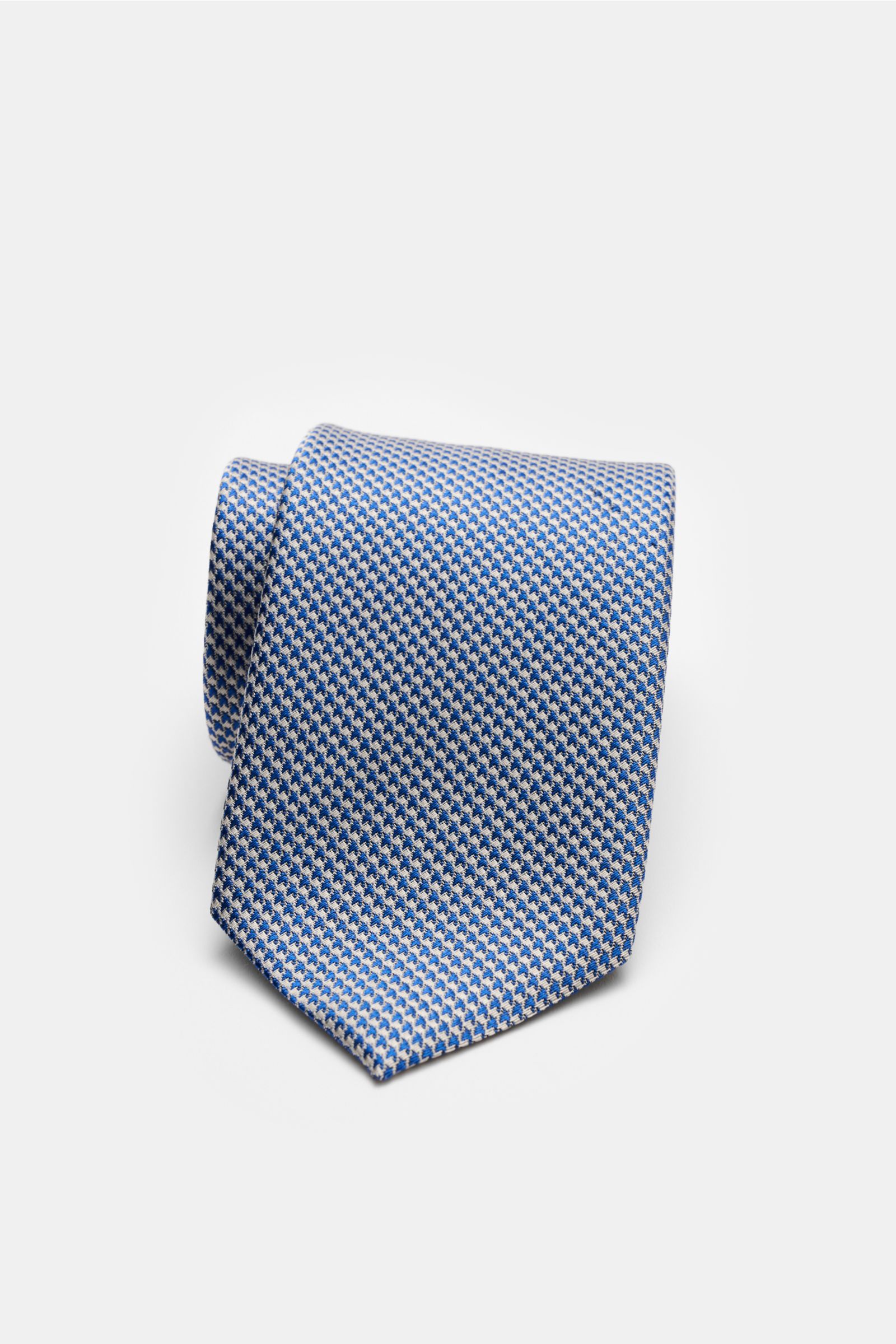 Tom Ford Seidenkrawatte blau/weiß gemustert, aus reiner Seide mit feinem Webmuster, dezentem Glanz, Made in Italy, frontal fotografiert.