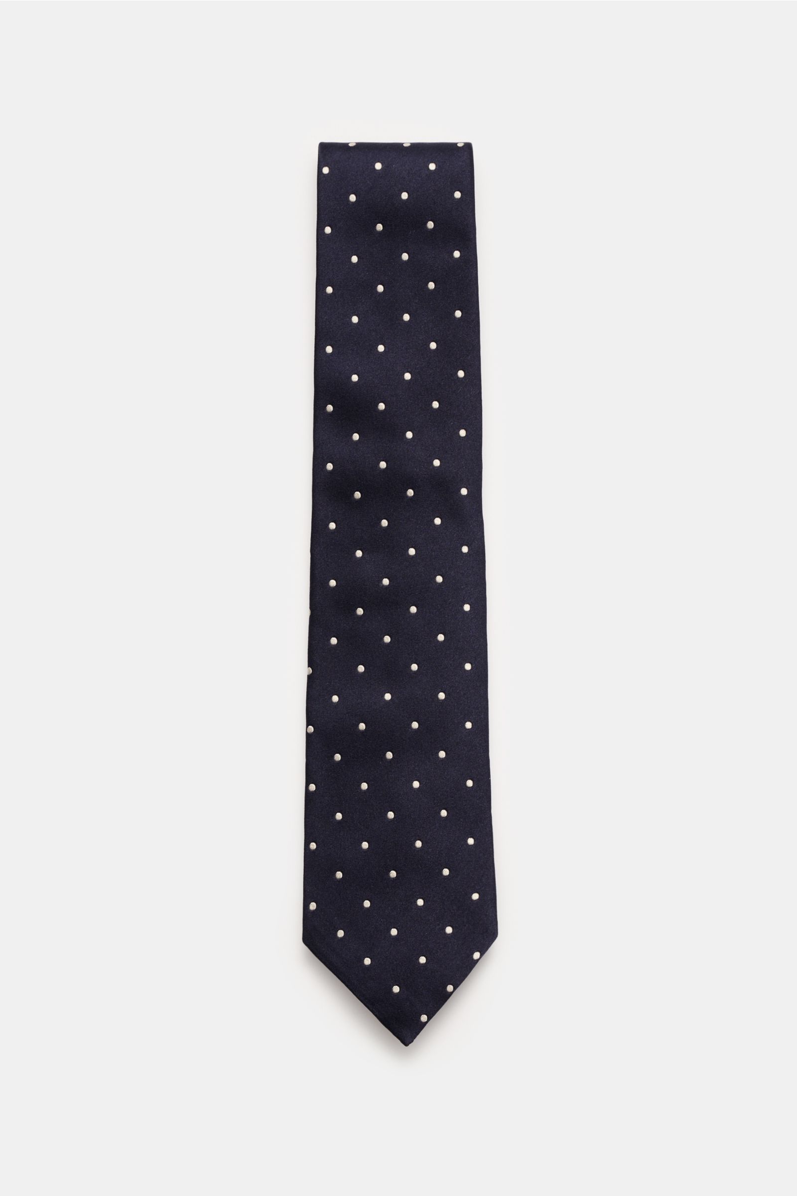 Top-down view of the Tom Ford Seidenkrawatte navy/creme gepunktet silk tie with white polka dots on navy background.

Description: Zeitloser Stil mit luxuriöser Note: Die Seidenkrawatte von TOM FORD überzeugt als elegantes Essential für formelle Anläss