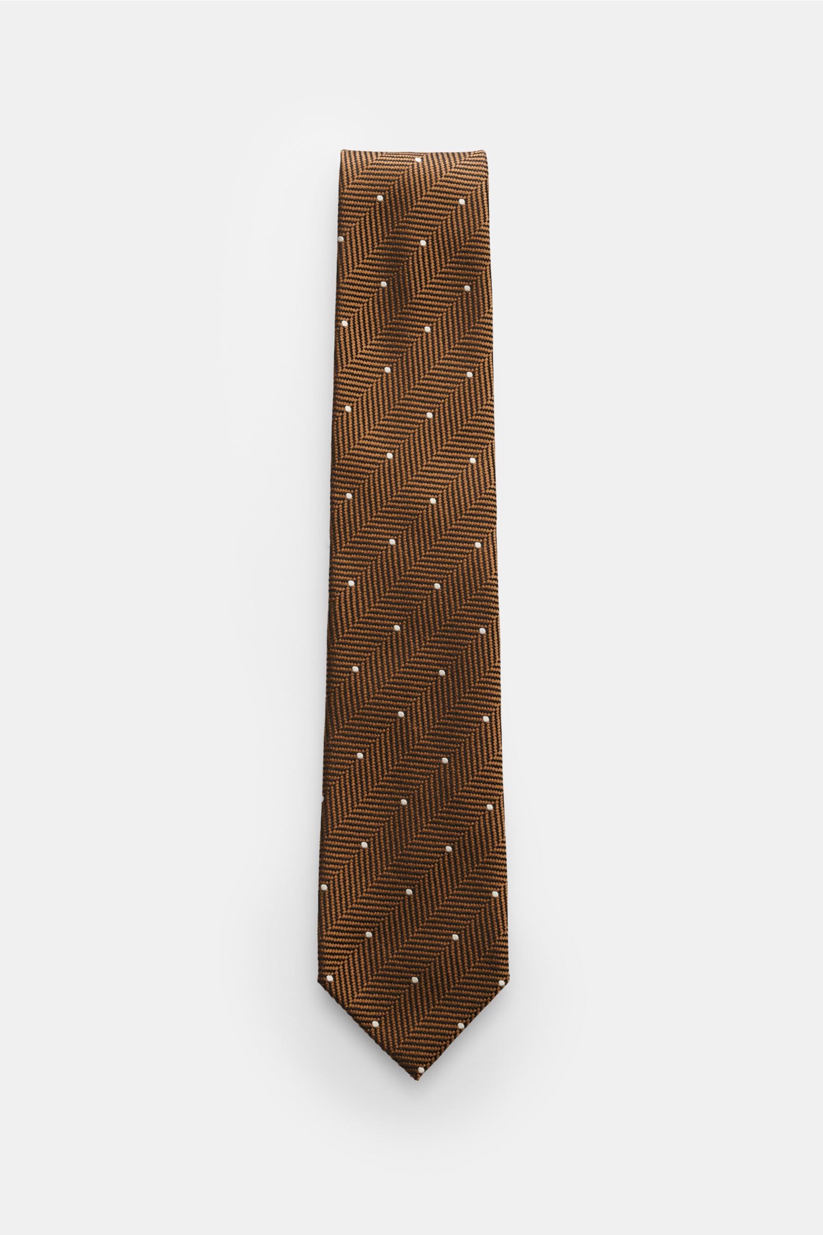 Front view of a Tom Ford Seidenkrawatte hellbraun/schwarz/creme gemustert tie featuring a fine silk herringbone pattern with dots and logo stitching.

Souveräne Eleganz bis ins Detail: Die Krawatte von TOM FORD aus feiner Seide überzeugt als stilvolles