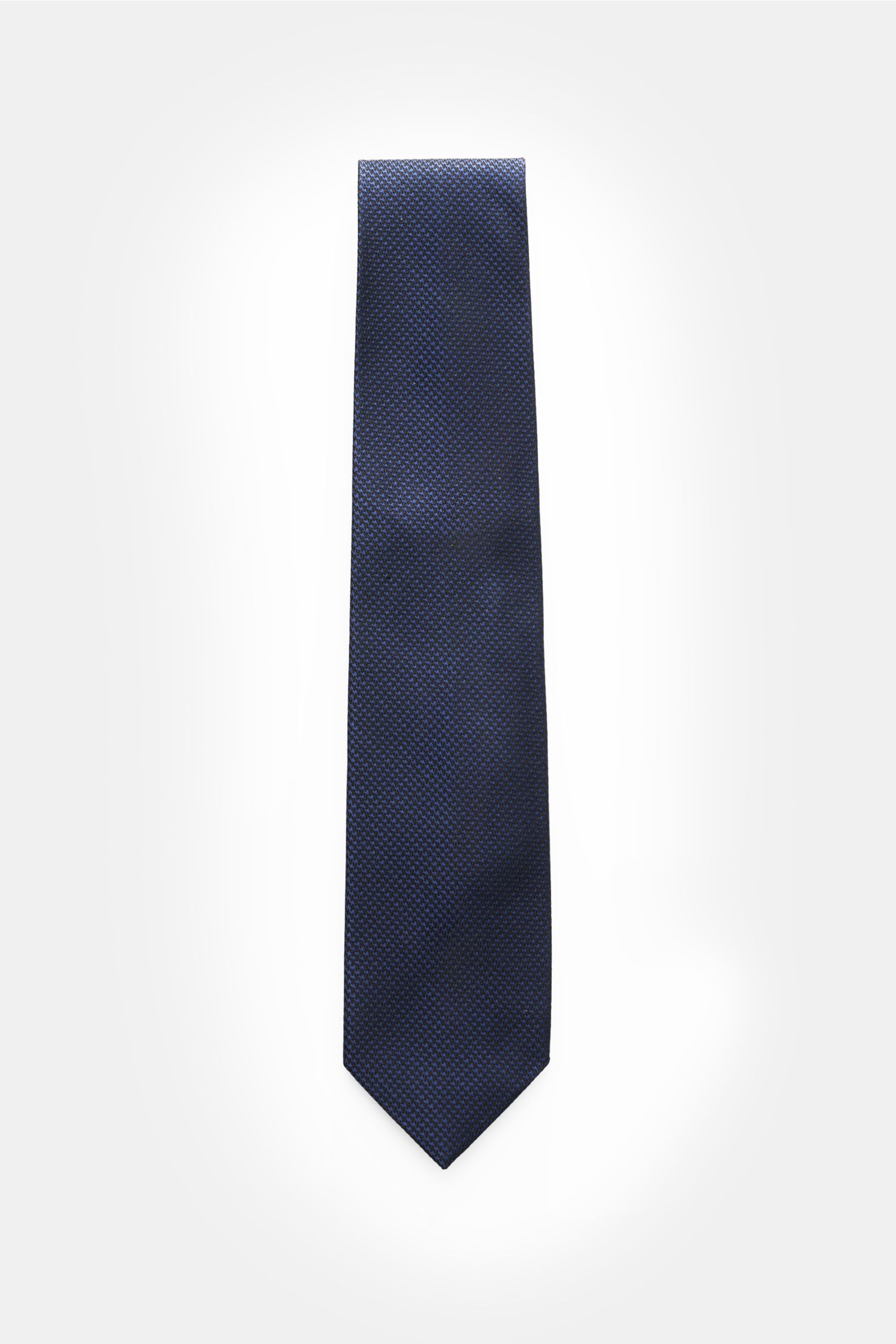 Tom Ford Seidenkrawatte dunkelblau/schwarz gemustert, zeitloses Hahnentrittmuster, reine Seide mit dezentem Glanz, Logo-Stitching, 8 cm breit, frontal fotografiert.