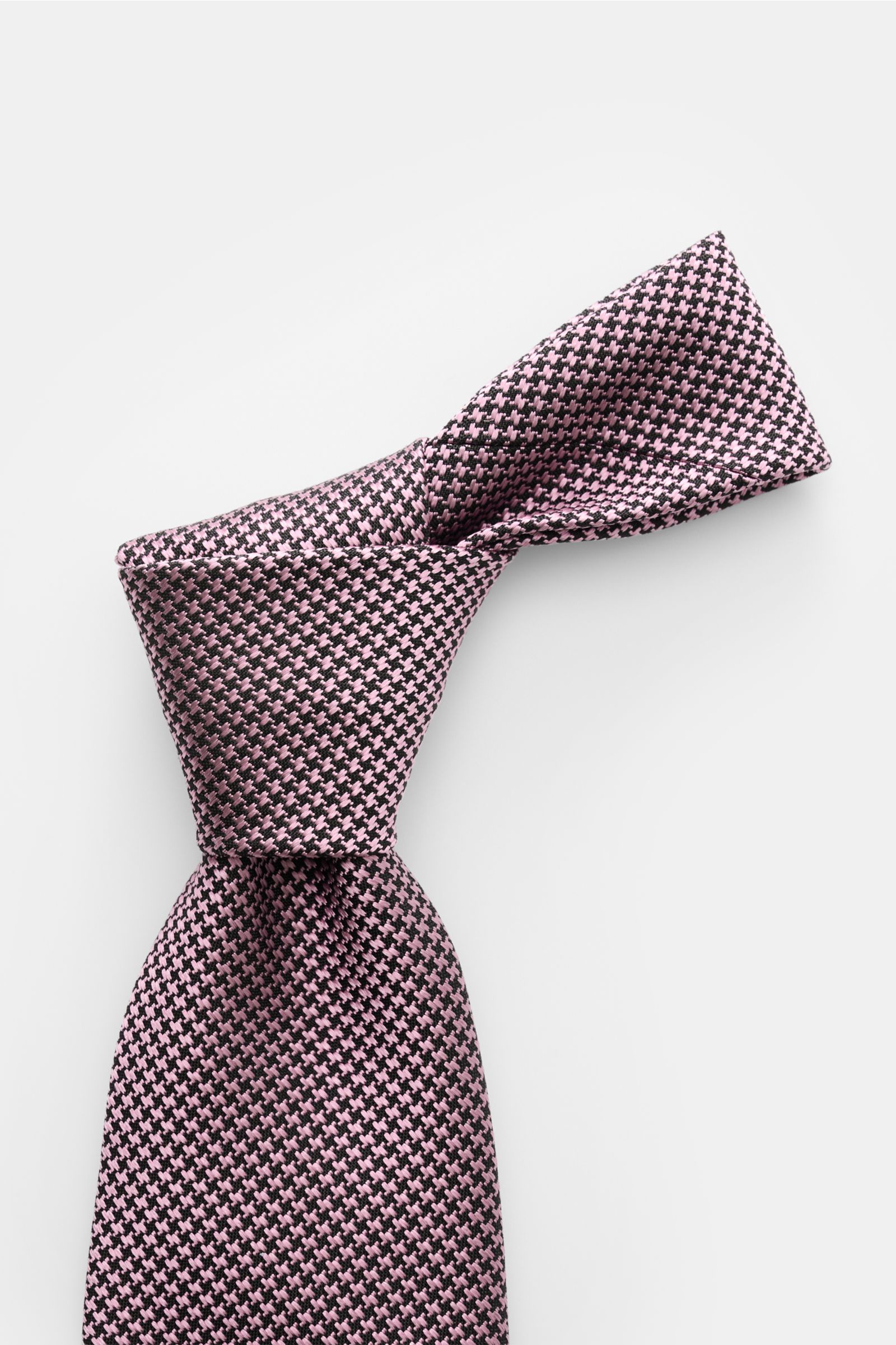 Tom Ford Seidenkrawatte rosé/schwarz gemustert, Hahnentritt, reine Seide mit dezentem Glanz, Logo-Stitching, 8 cm breit, Nahaufnahme von oben