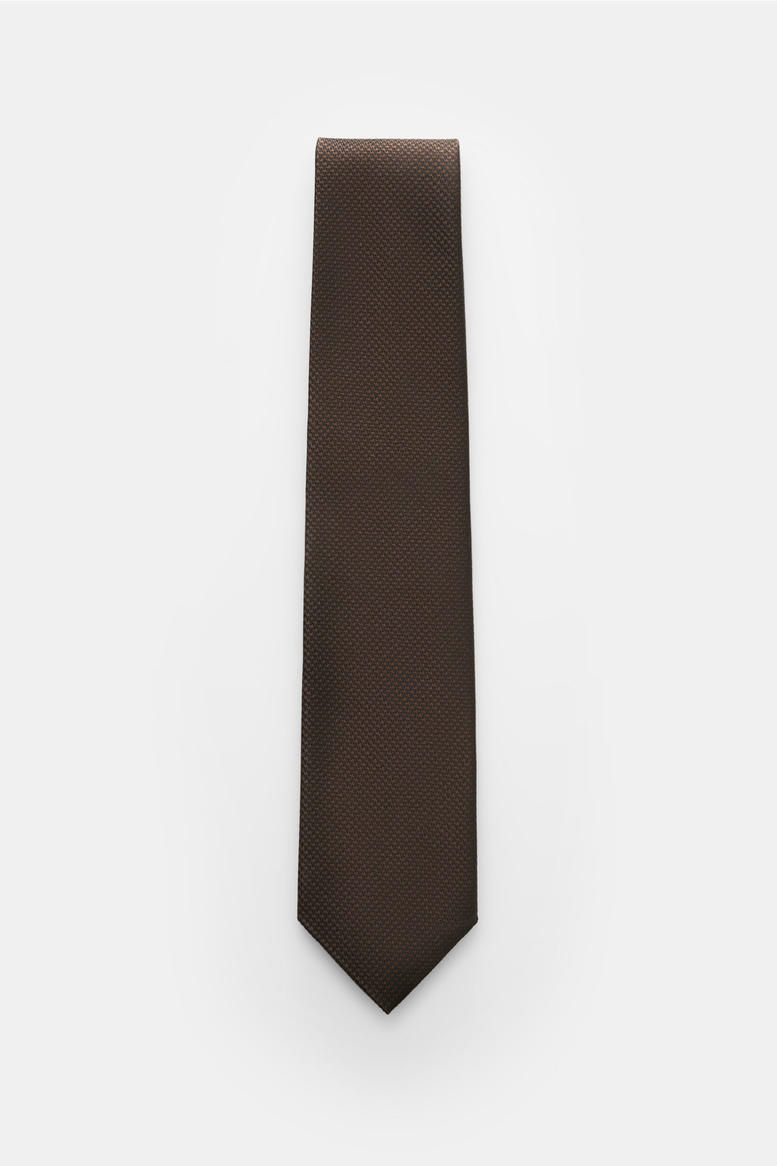 Tom Ford Seidenkrawatte dunkelbraun/schwarz gemustert, frontal fotografiert, reine Seide, dezenter Glanz, Hahnentrittmuster, Logo-Stitching, made in Italy, 8 cm breit.