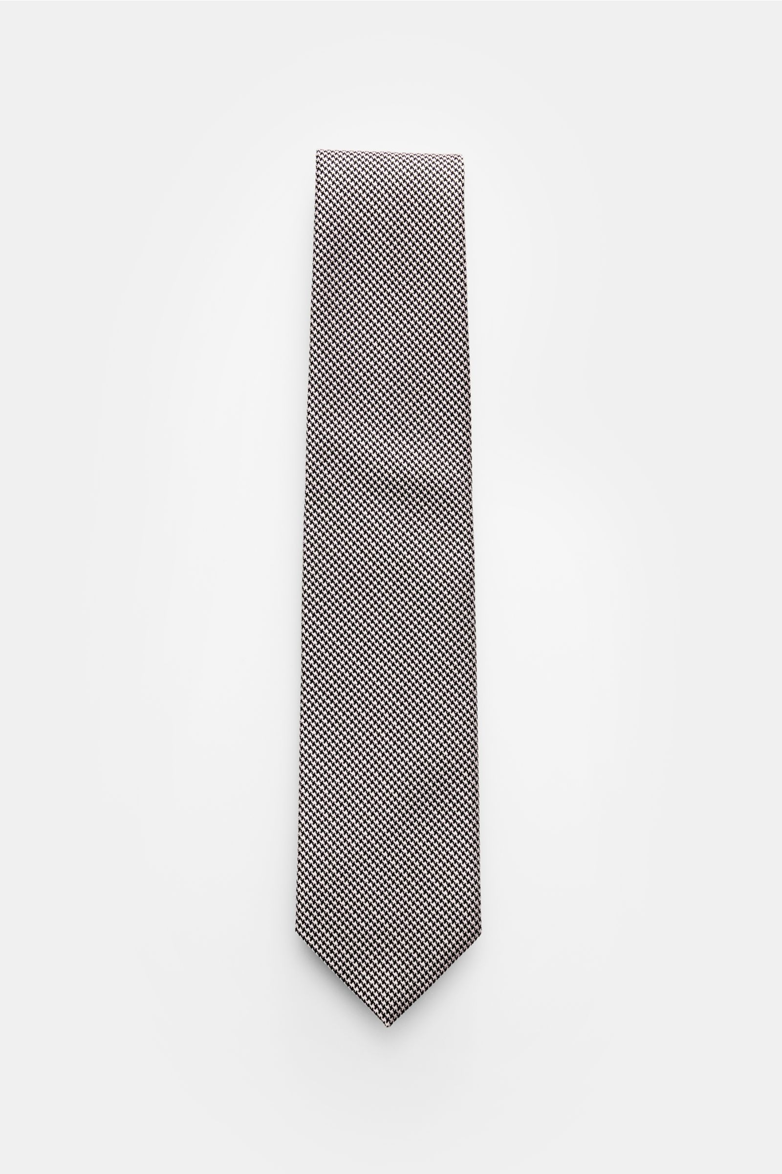 Tom Ford Seidenkrawatte rosé/schwarz gemustert mit zeitlosem Hahnentrittmuster, Logo-Stitching, 8 cm breit, aus reiner Seide, frontal fotografiert.