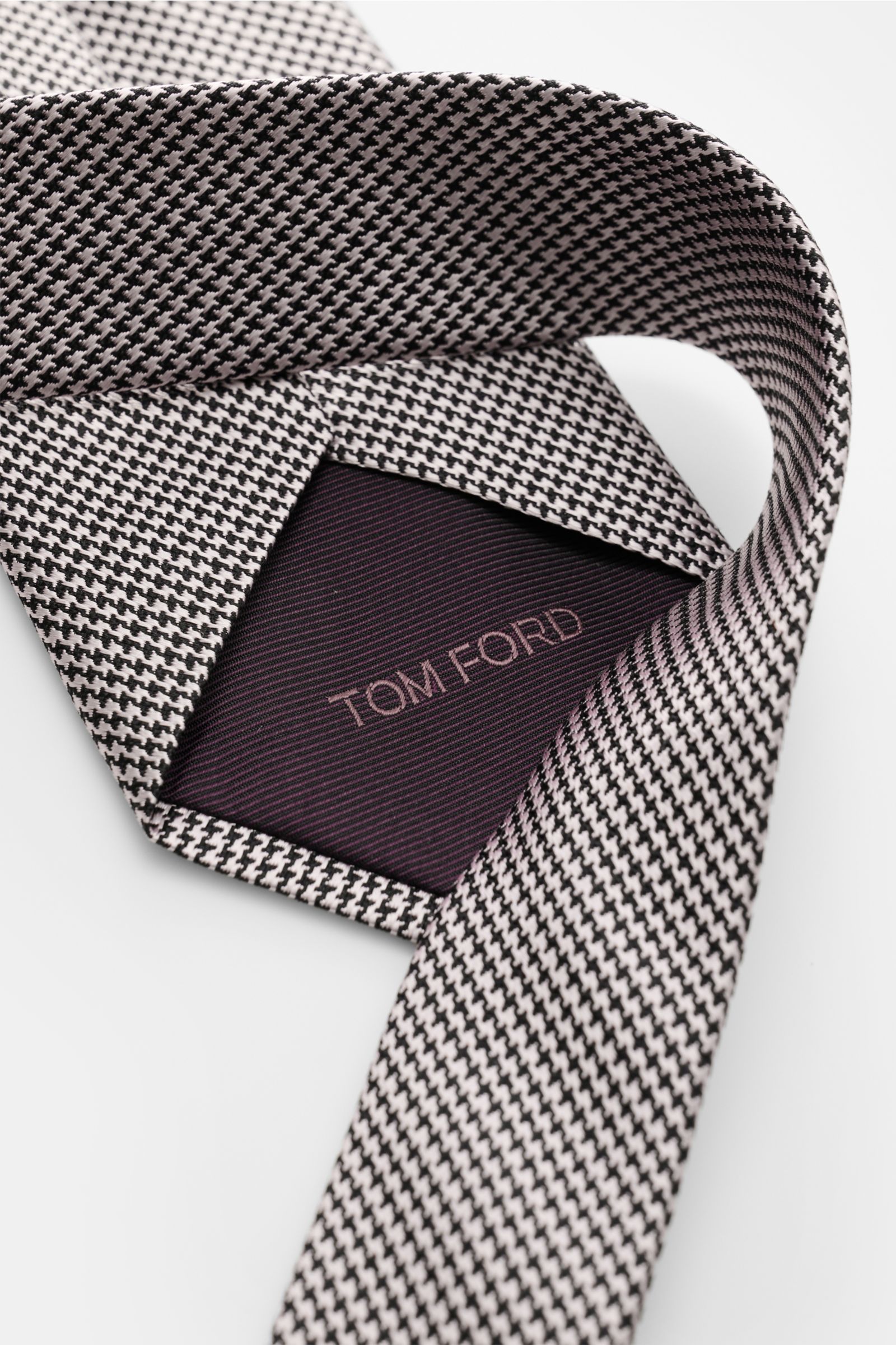 Tom Ford Seidenkrawatte rosé/schwarz gemustert mit zeitlosem Hahnentrittmuster, Logo-Stitching, 8 cm breit, Detailaufnahme von oben, reine Seide, made in Italy.