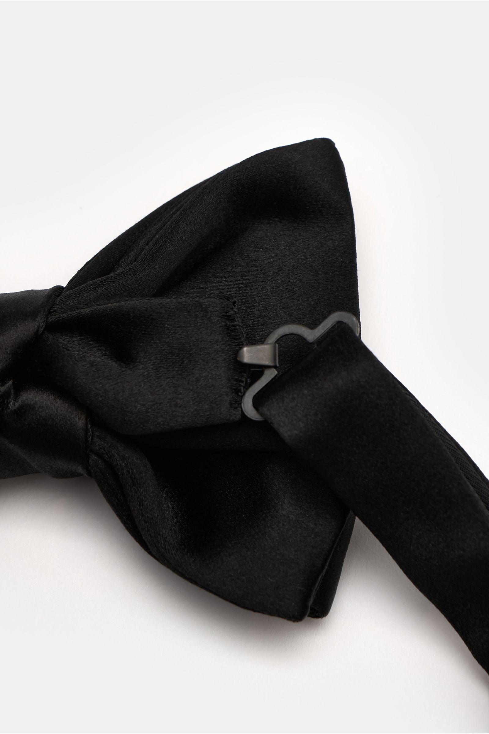 Close-up top-down view of Tom Ford Silk bow tie black in luxurious pure silk satin with slight sheen, tied version, width approx. 10.5 cm.

This elegant bow tie from TOM FORD is made of luxurious silk satin and adds the perfect finishing touch for a cl