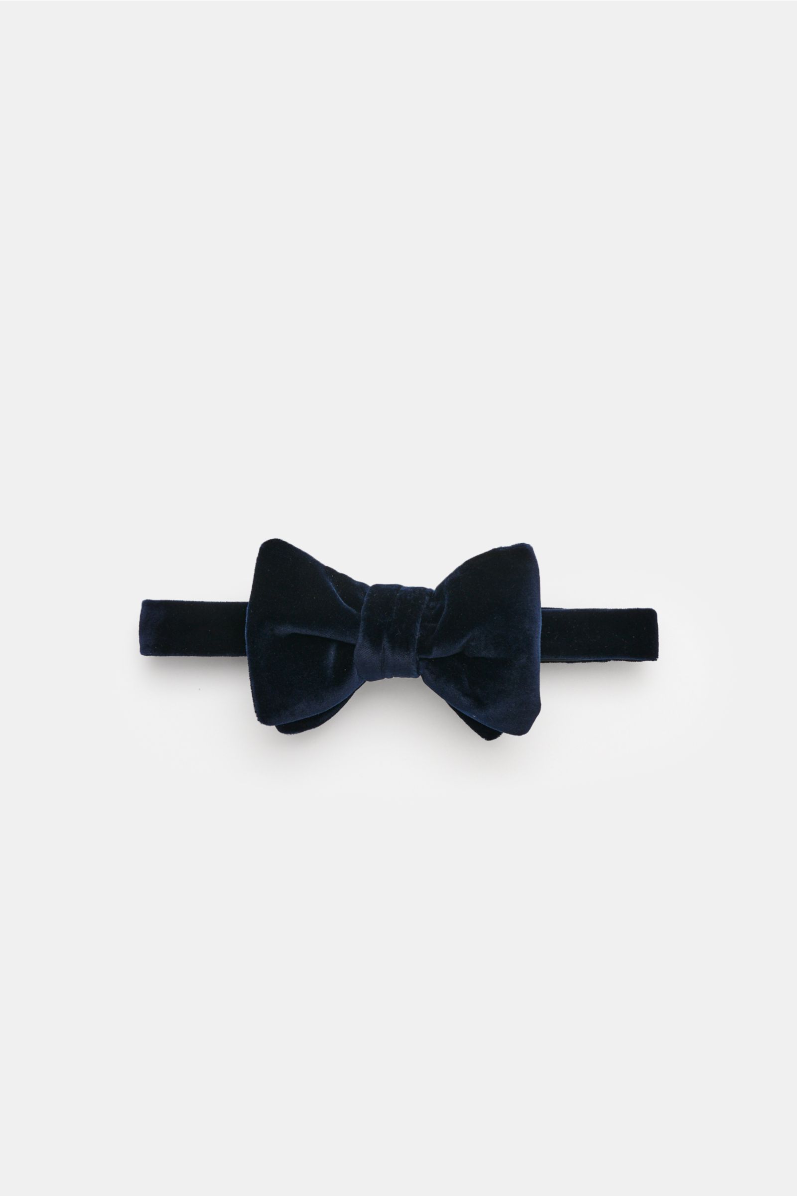 Front view of Tom Ford Samt-Schleife dunkelblau, a dark blue velvet bow tie made of viscose and cupro, soft touch, material-typical look, tied style, Made in Italy.