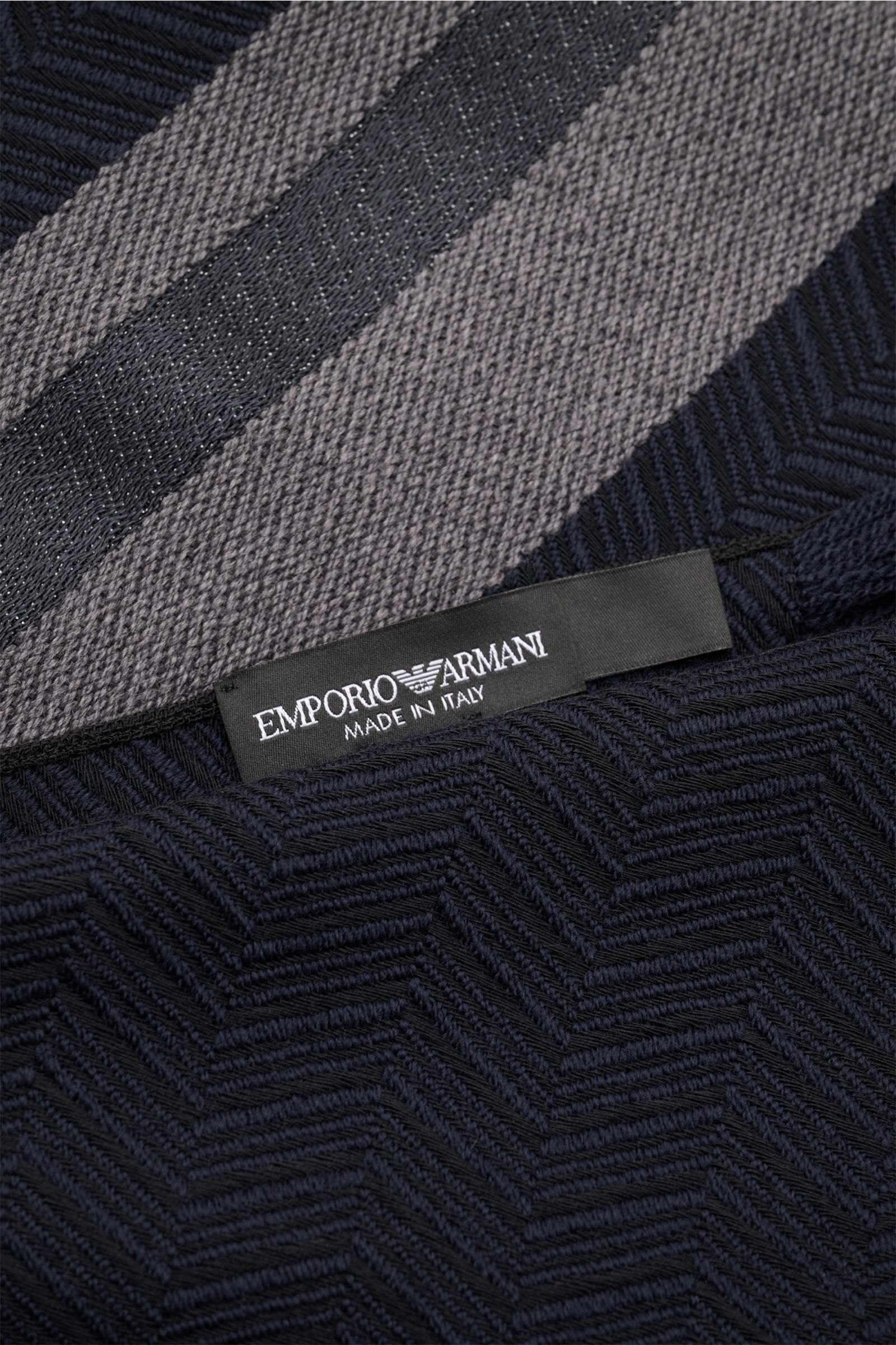 Emporio Armani Schal navy/schwarz/dunkelgrau, Detailaufnahme schräg von oben, Woll-Seiden-Mix, tonales Webmuster, breite Streifen, Web-Logo und Fransensaum.