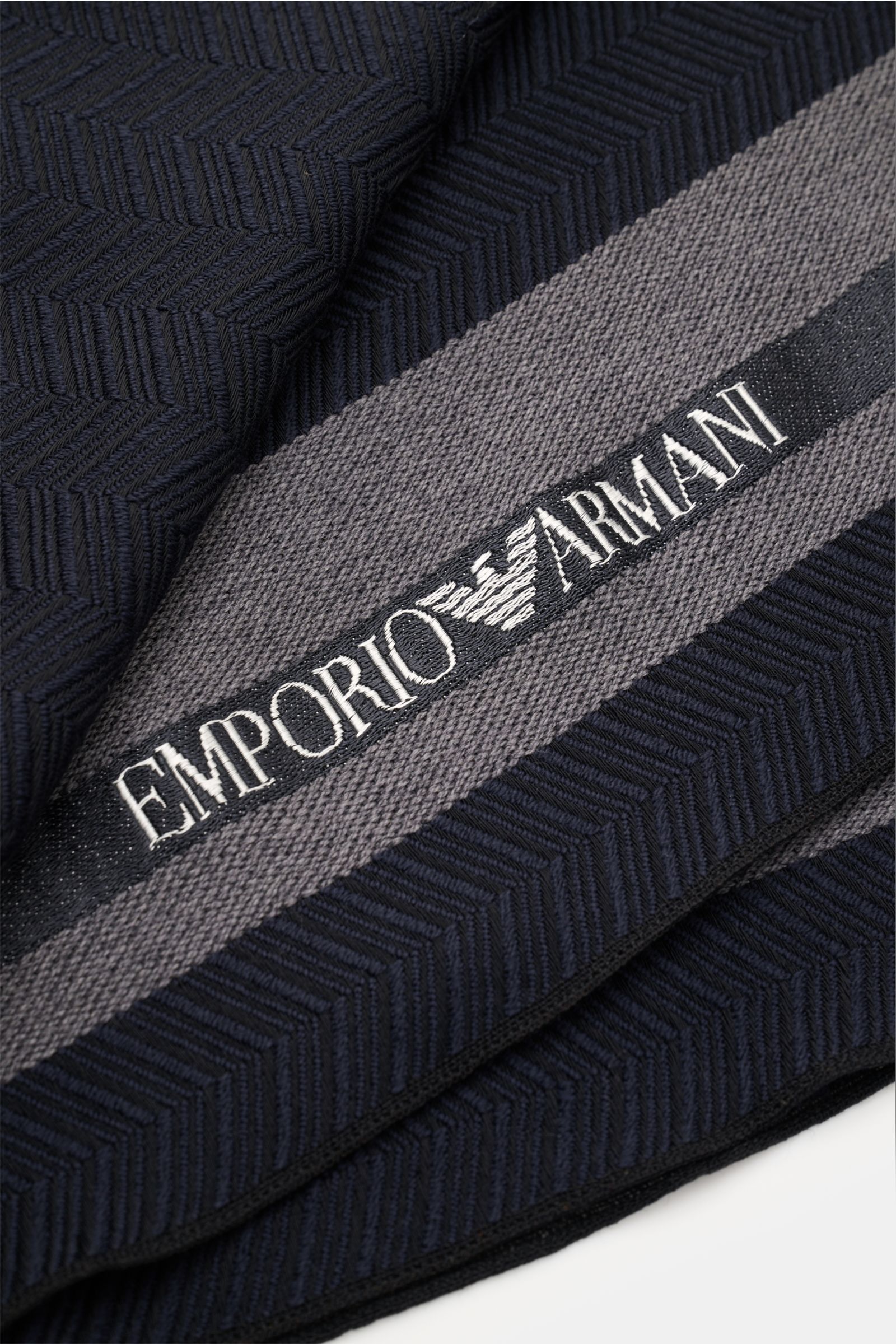 Emporio Armani Schal navy/schwarz/dunkelgrau, Detailaufnahme von oben, weicher Woll-Seiden-Mix mit tonalem Webmuster, breiten Streifen und Logo