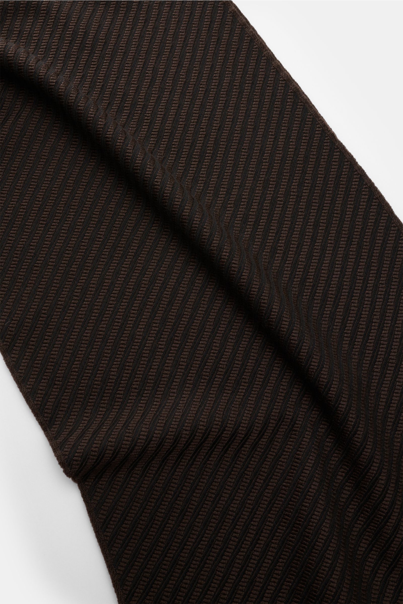 Emporio Armani Schal dunkelbraun/schwarz gestreift, diagonales Webmuster aus reiner Schurwolle mit weichem Griff und Leder-Logo, Nahaufnahme schräg.